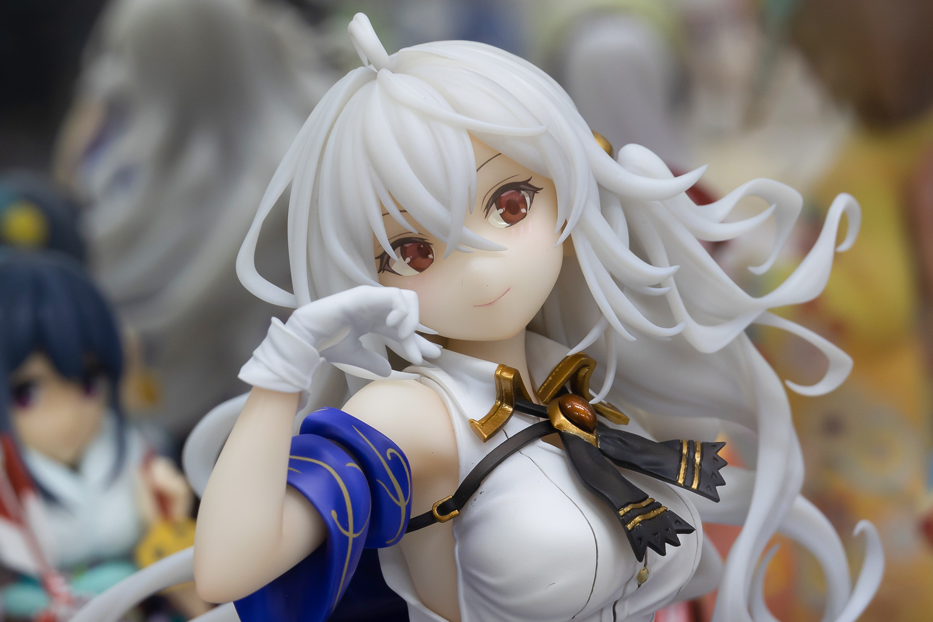 この優しいまなざしの表情が素晴らしい。白く長い髪は、アホ毛もしっかりと再現されている。