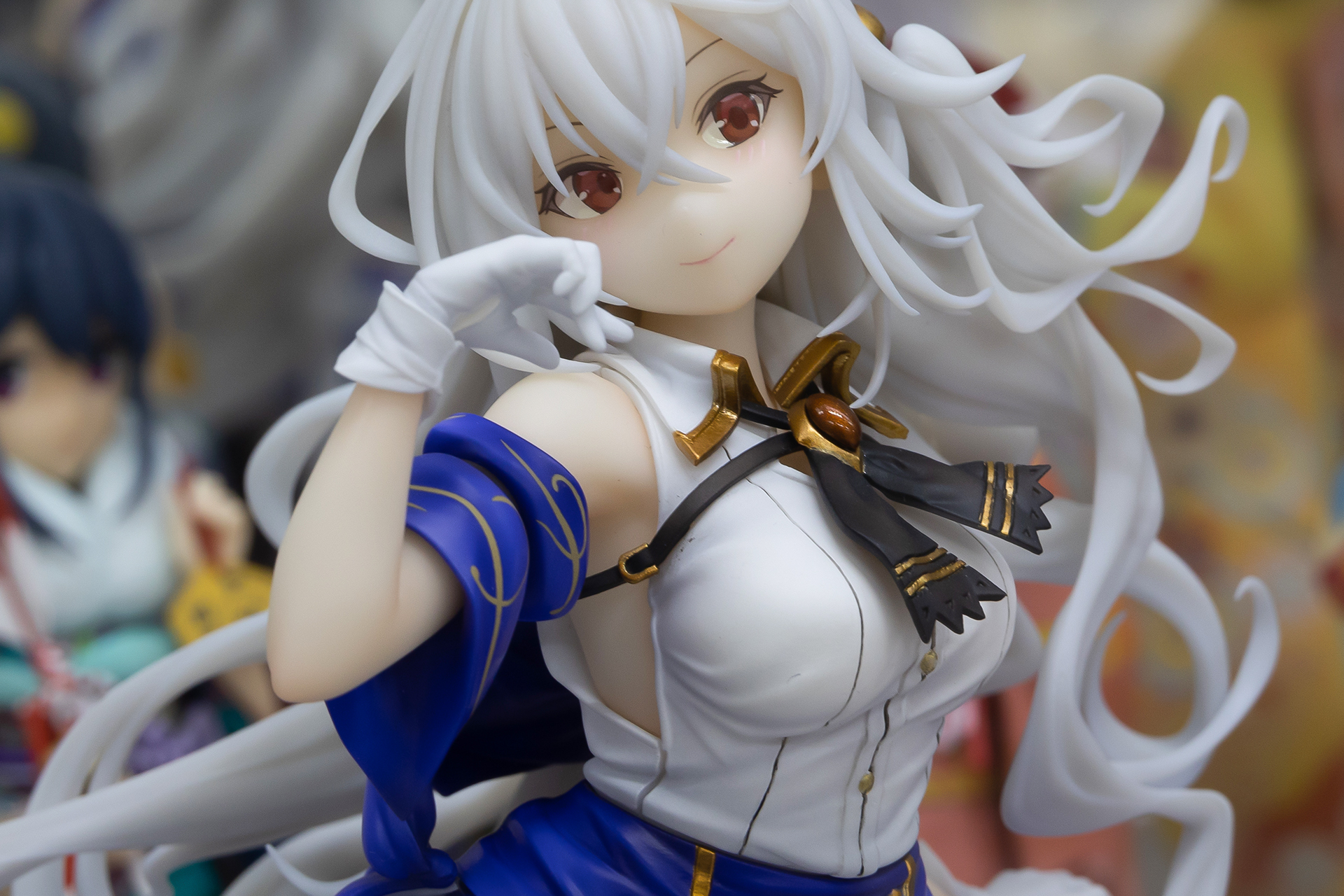 この脇が開いた衣装が、なかなか素晴らしい。バストの大きさも強調されたスタイルになっている。