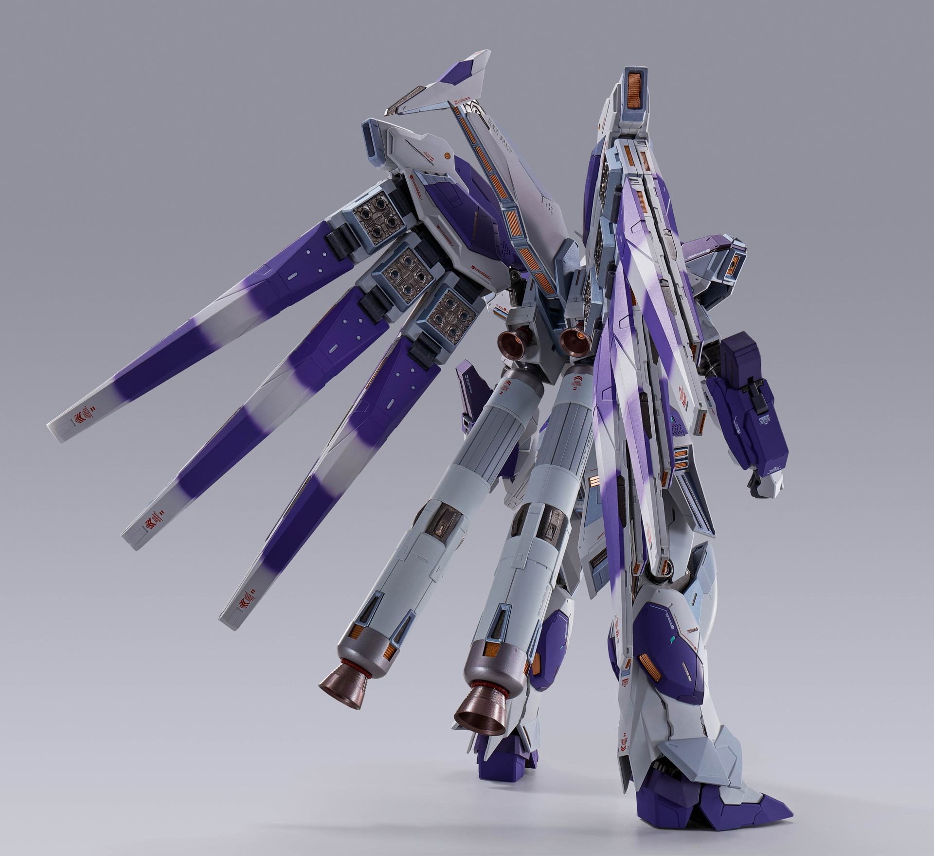 「METAL BUILD　Hi-νガンダム」はMETAL BUILD10周年を記念した商品。人気の高いHi-νガンダムのモチーフに、様々なギミックや作り手の想いを込めた商品となっている