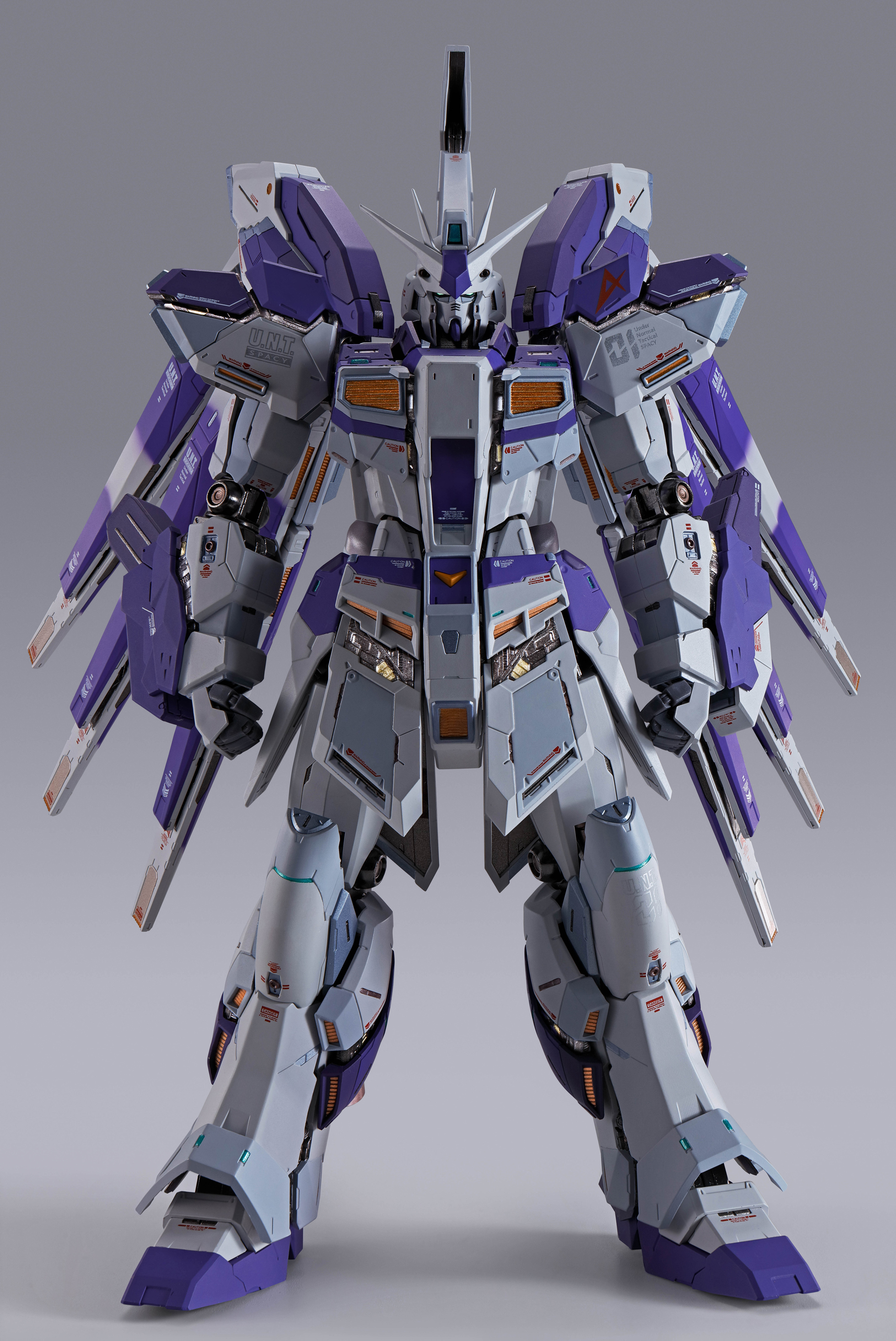 フロントスカート、ふくらはぎの側面、、肩アーマーなど、各所がスライド、装甲に隠されたディテールが現われる