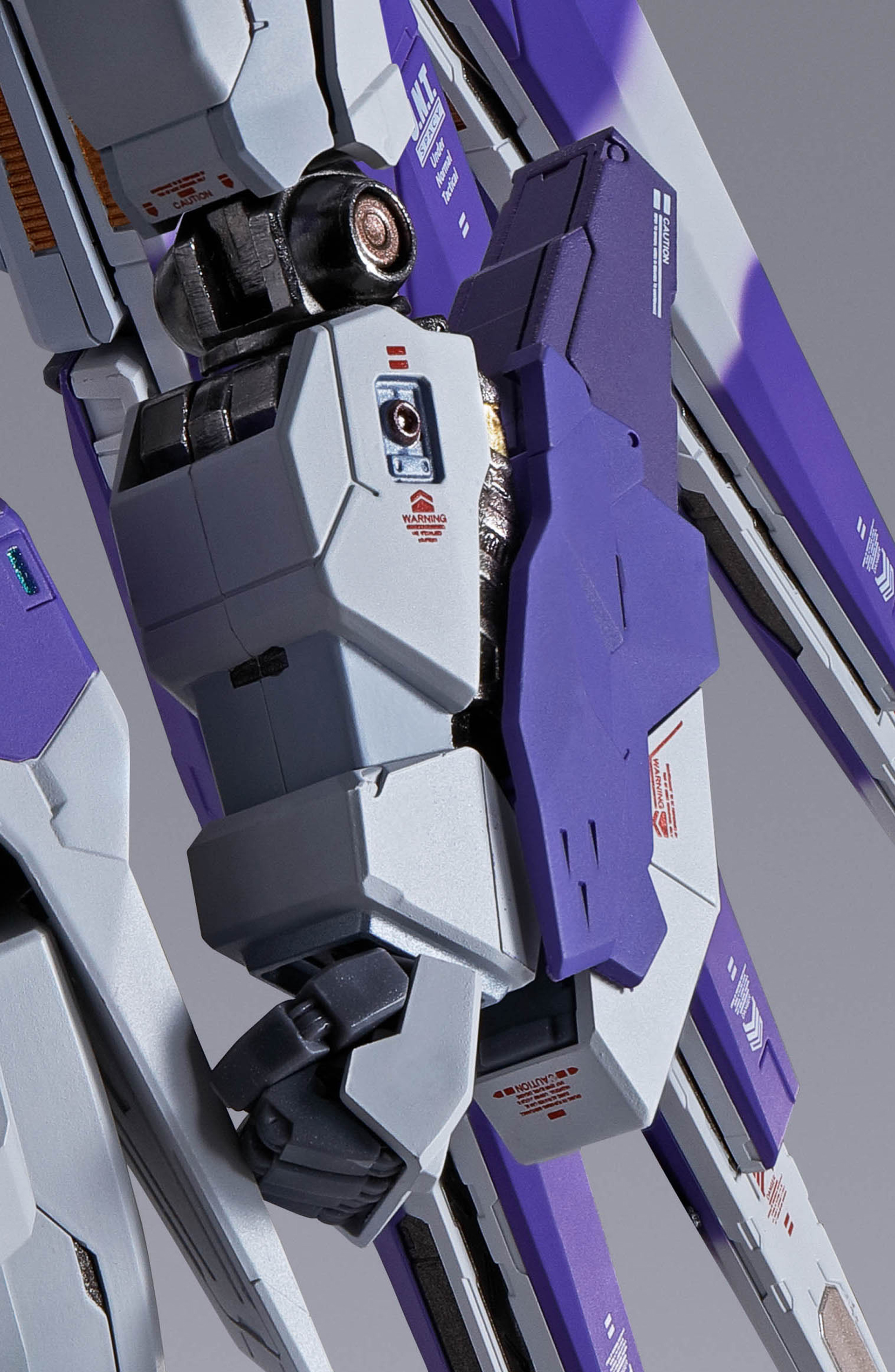 フロントスカート、ふくらはぎの側面、、肩アーマーなど、各所がスライド、装甲に隠されたディテールが現われる