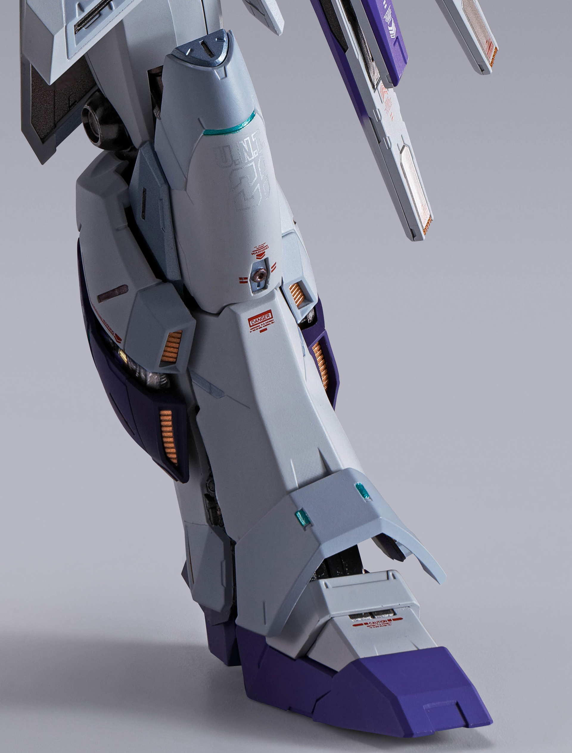 フロントスカート、ふくらはぎの側面、、肩アーマーなど、各所がスライド、装甲に隠されたディテールが現われる