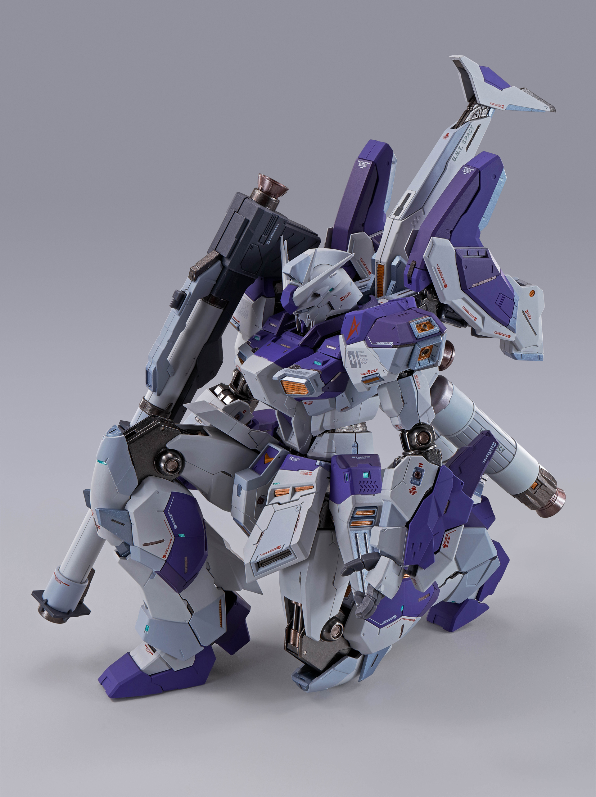 「METAL BUILD　Hi-νガンダム」の大きな特徴である駐機姿勢。「ファンネルアームの折りたたみ」、「プロペラントタンクの分割」といったオリジナルギミックが詰まっている