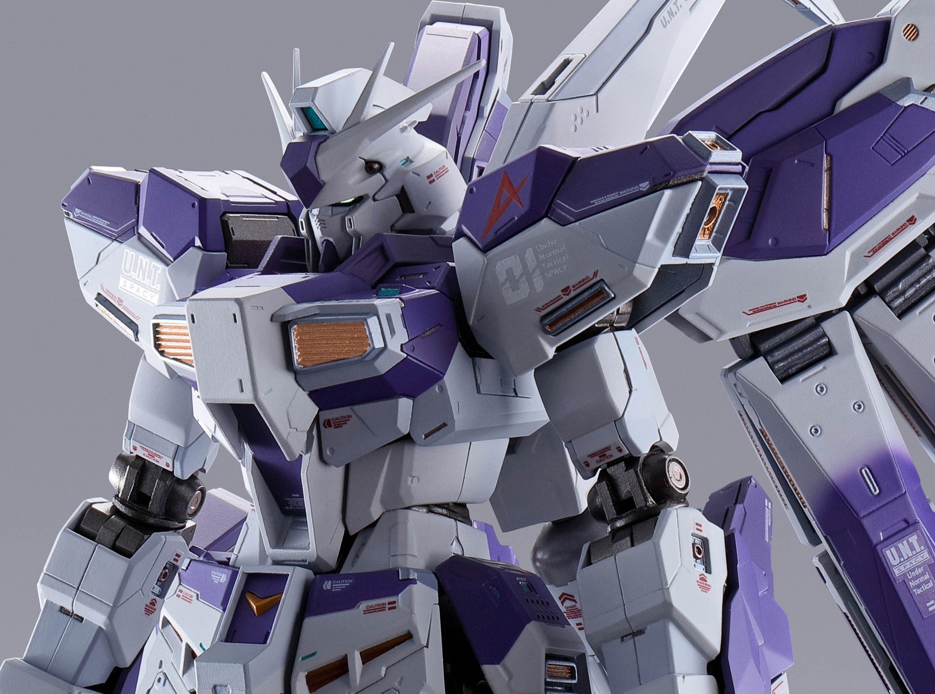 「METAL BUILD Hi-νガンダム」のマーキングは比較的抑え気味と言える