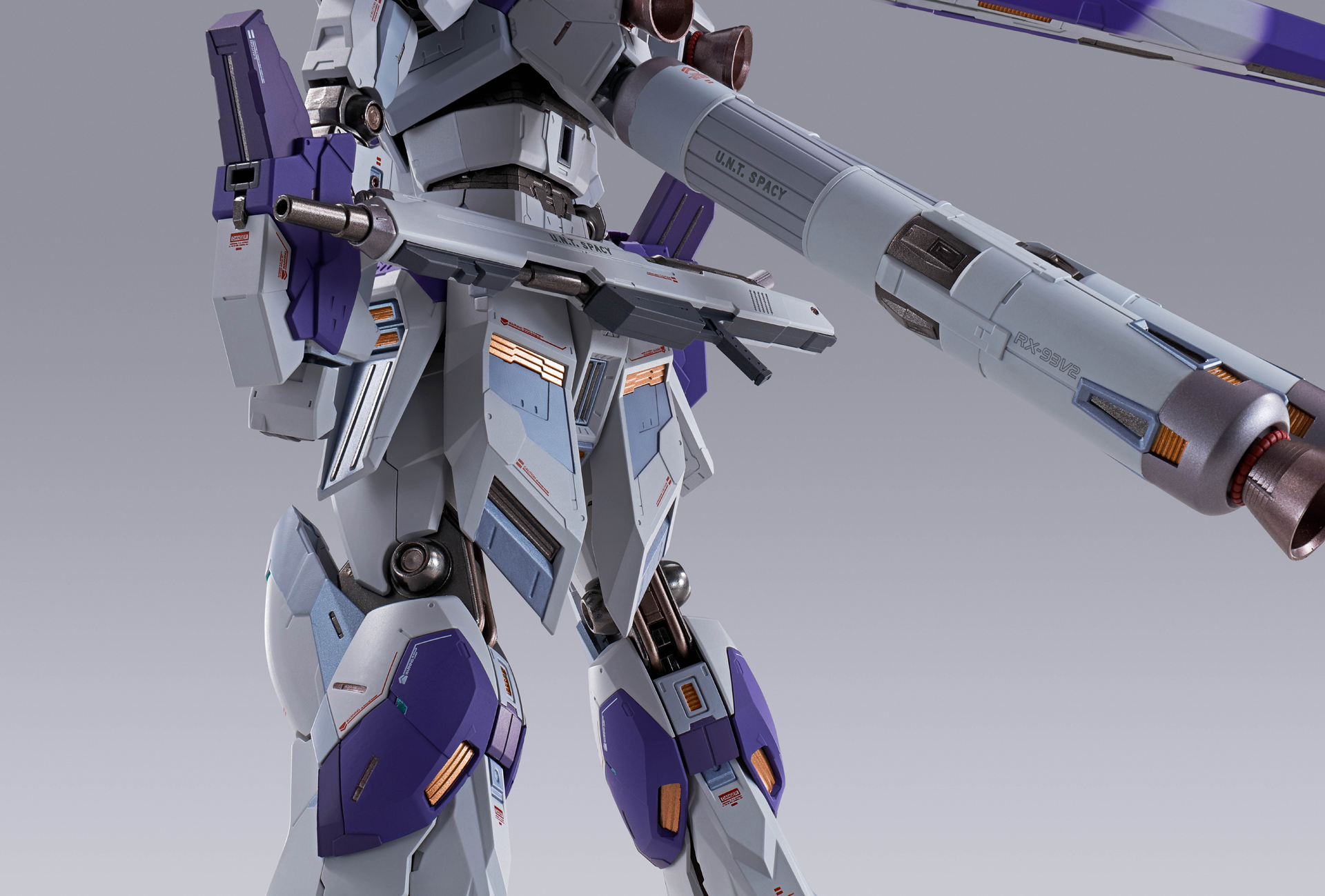 「METAL BUILD Hi-νガンダム」のマーキングは比較的抑え気味と言える