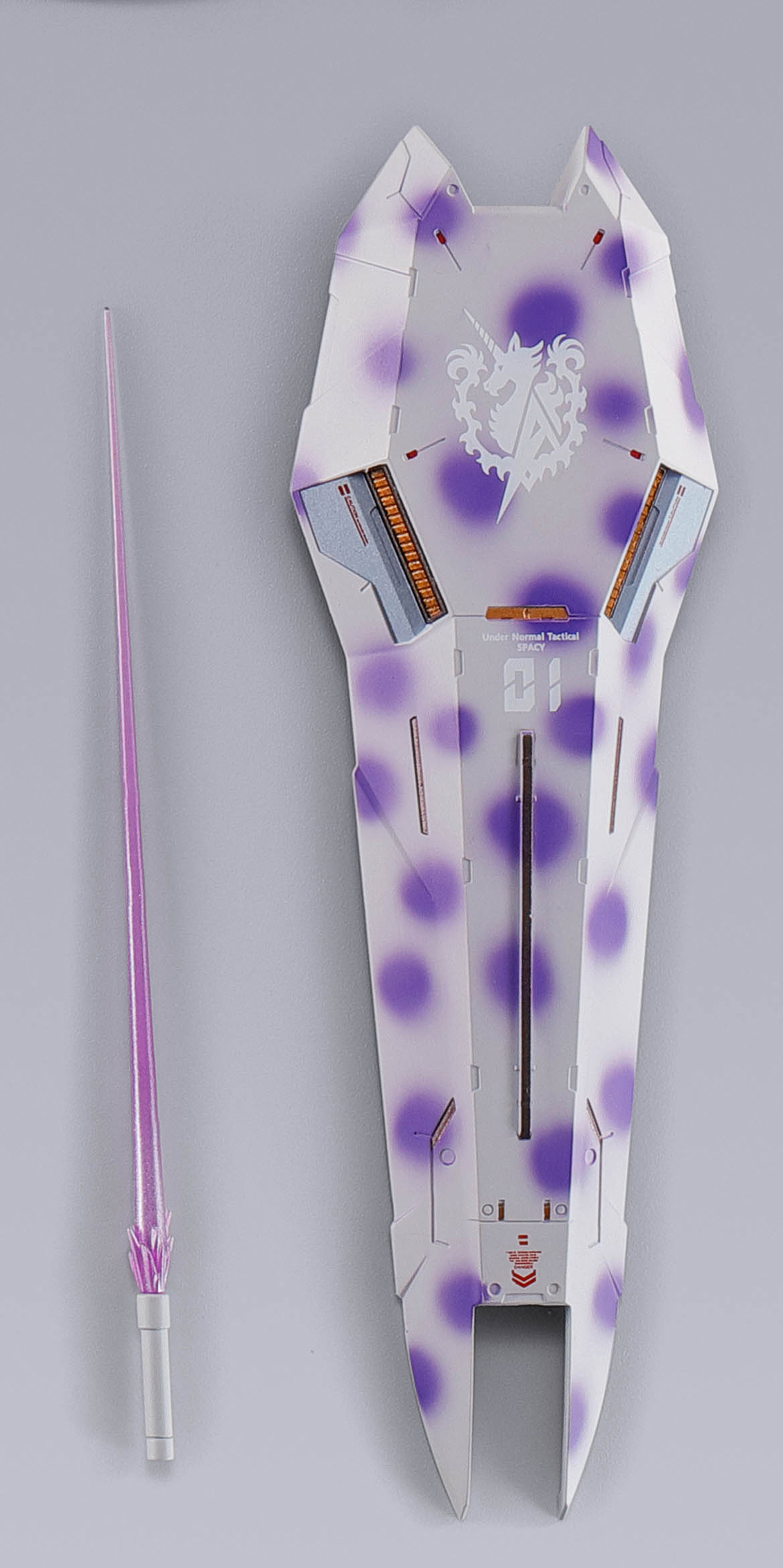 独特の塗装パターンのシールド