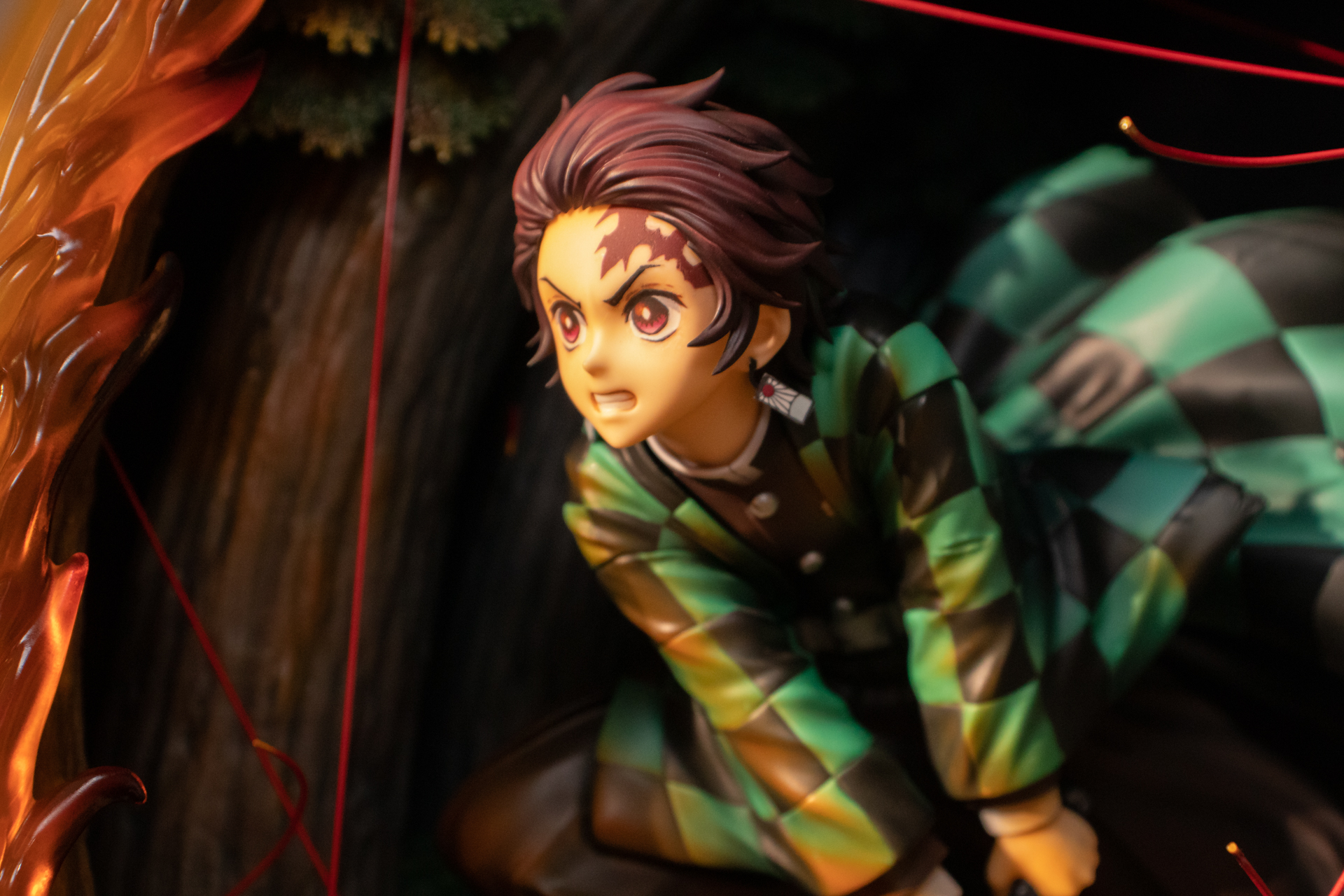 すさまじい炎のエフェクトに、炎に照らされた炭治郎の顔や、服の塗装が凄まじい。フィギュアの新しい表現に挑戦した商品と言えるだろう