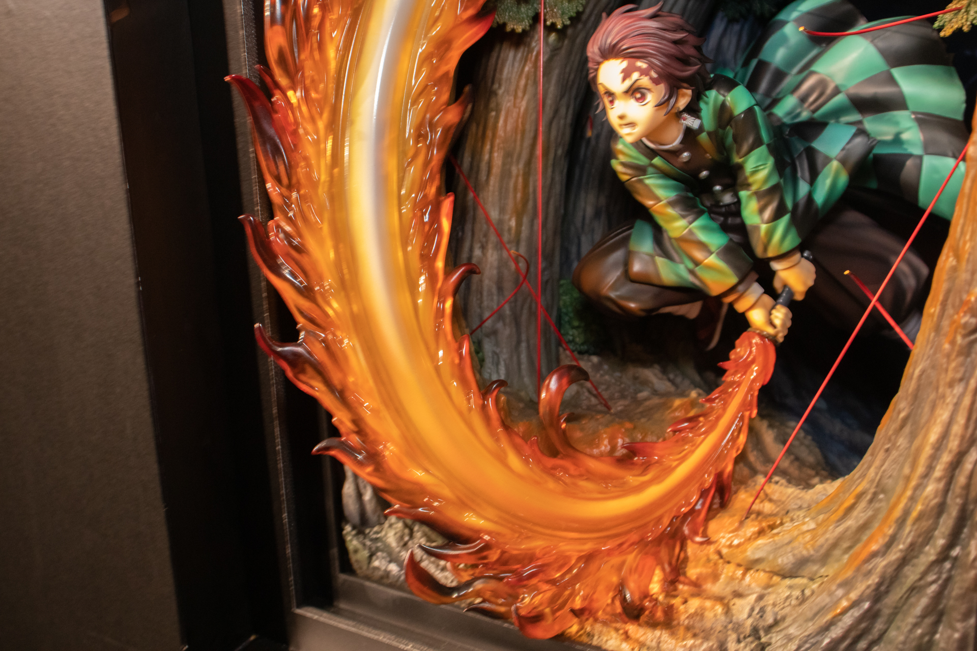すさまじい炎のエフェクトに、炎に照らされた炭治郎の顔や、服の塗装が凄まじい。フィギュアの新しい表現に挑戦した商品と言えるだろう