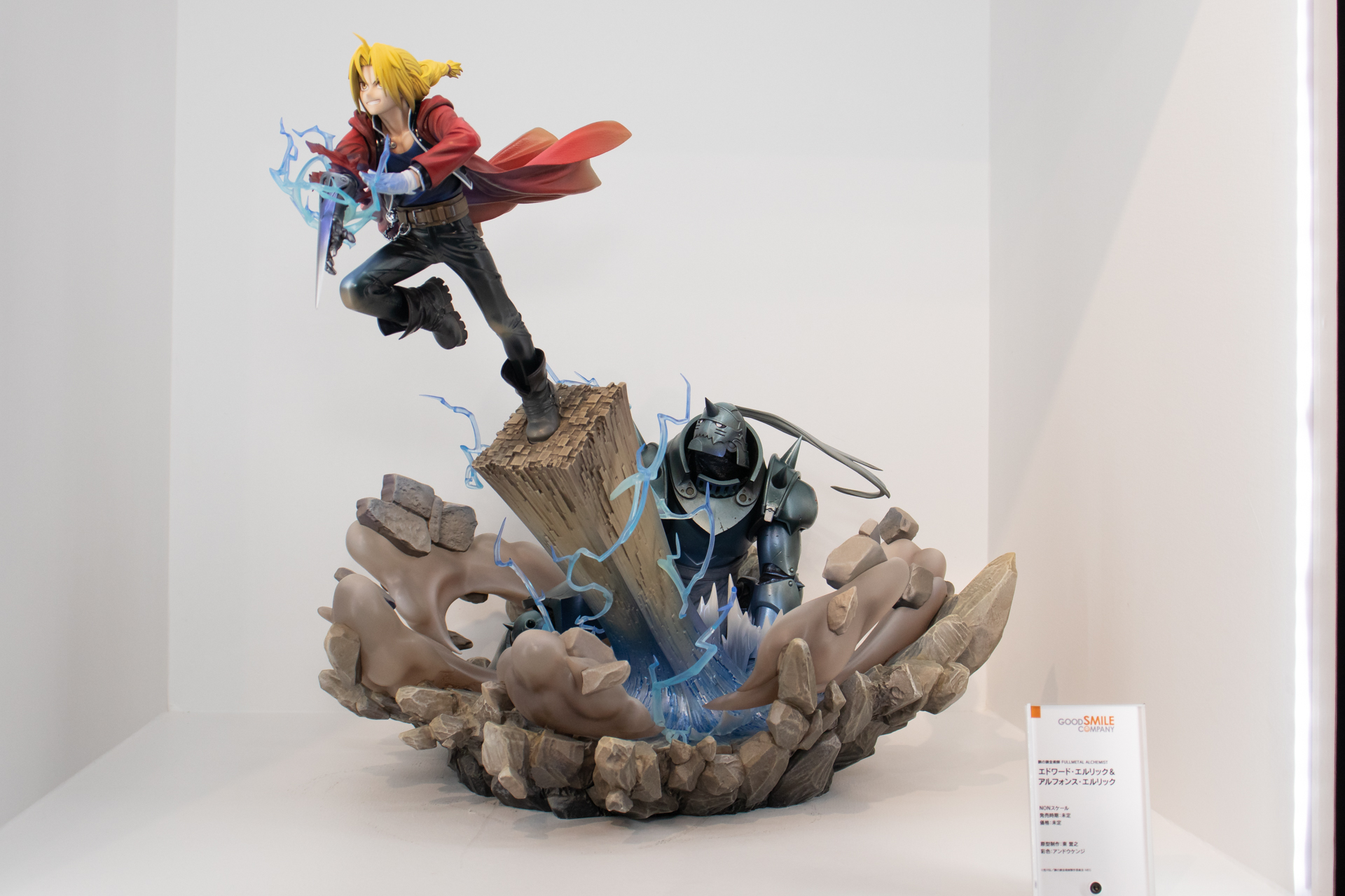 石柱を足場に駆け出すエド。オートメイルの一部を刃にする劇中アクションが再現されている