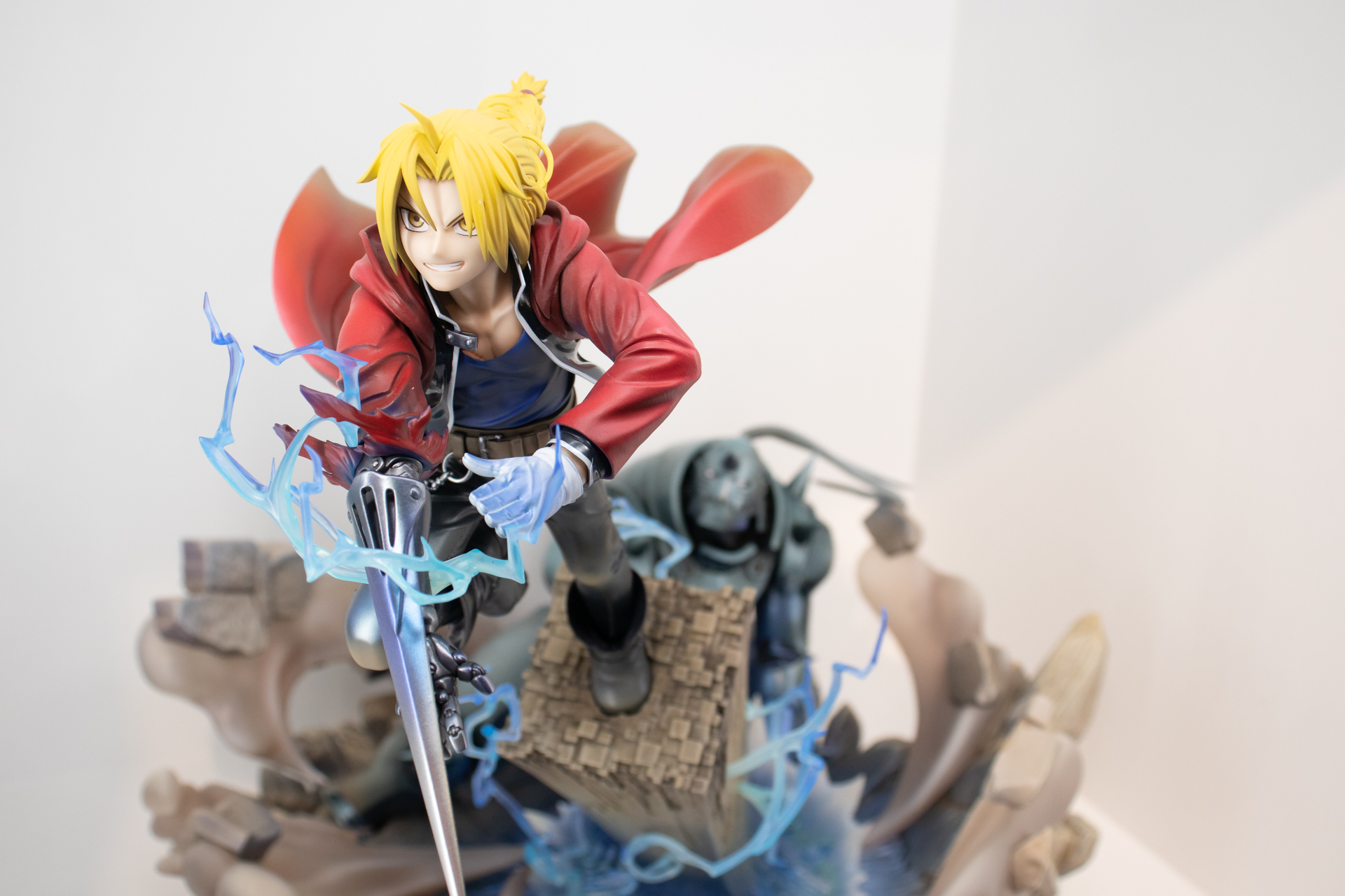 石柱を足場に駆け出すエド。オートメイルの一部を刃にする劇中アクションが再現されている