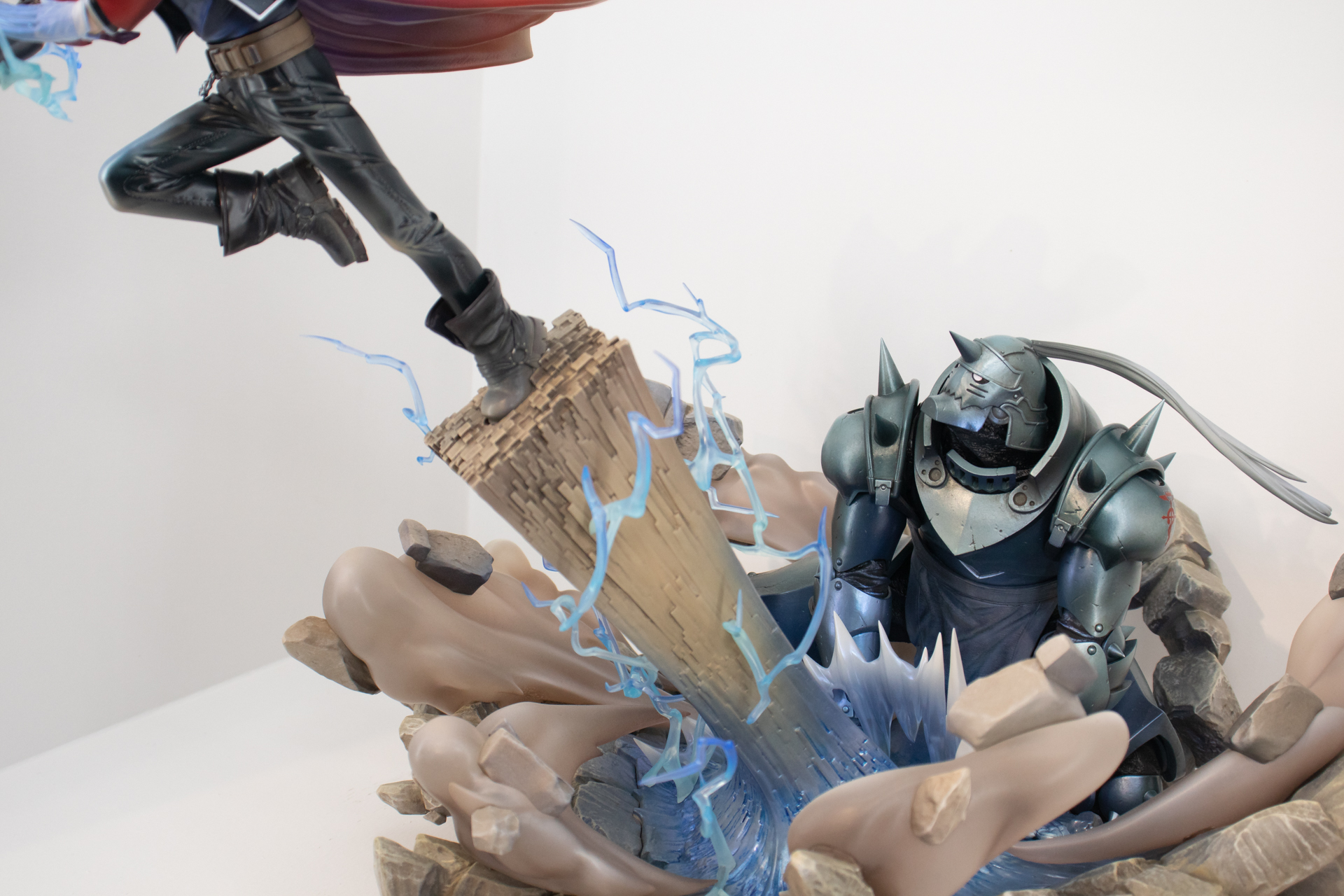 錬金術で伸びあがる石柱やエフェクトは迫力満点