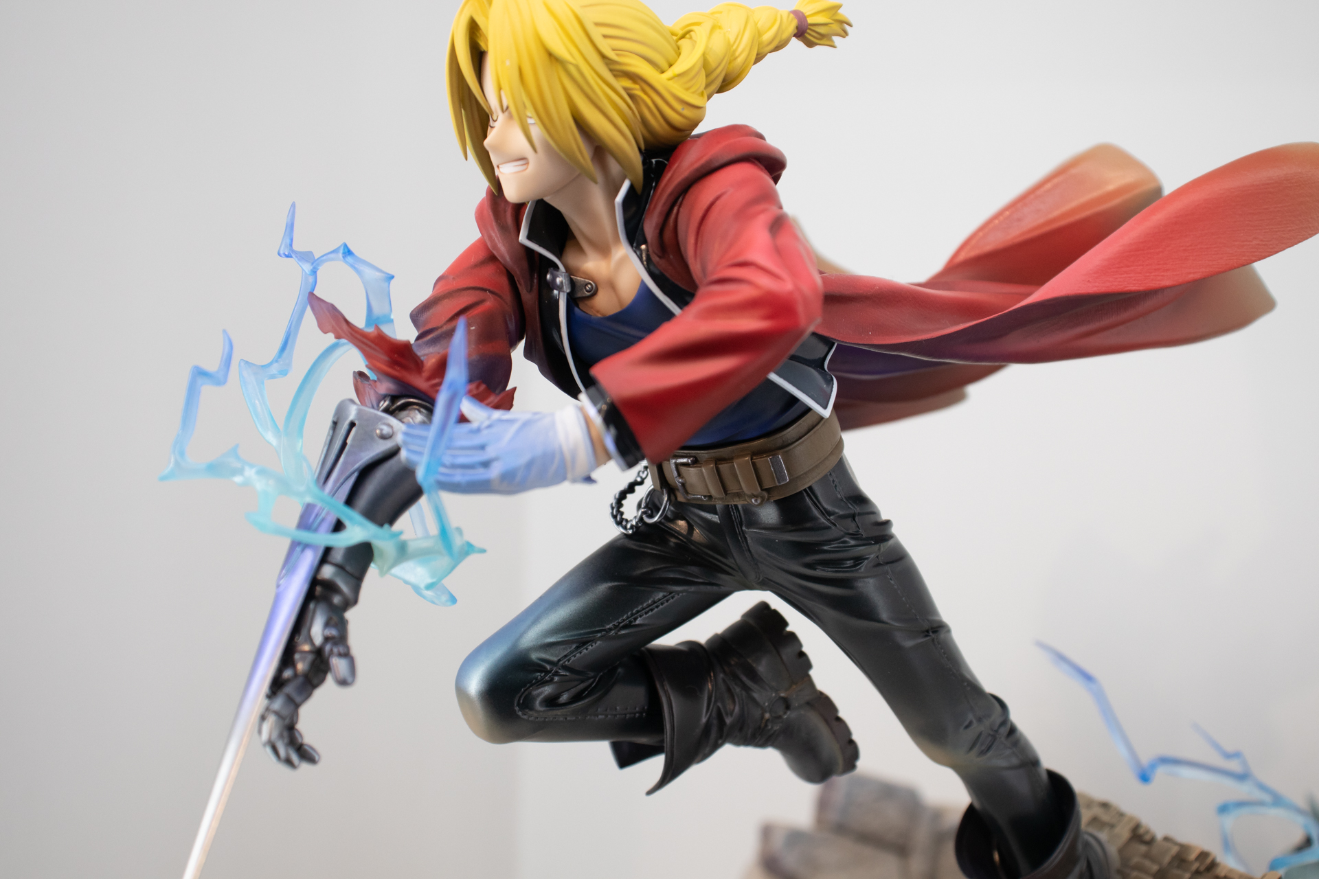 エドの勝ち誇った表情も丁寧に造形されている