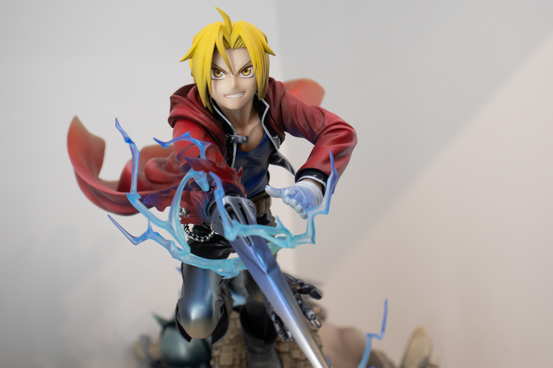 エドの勝ち誇った表情も丁寧に造形されている