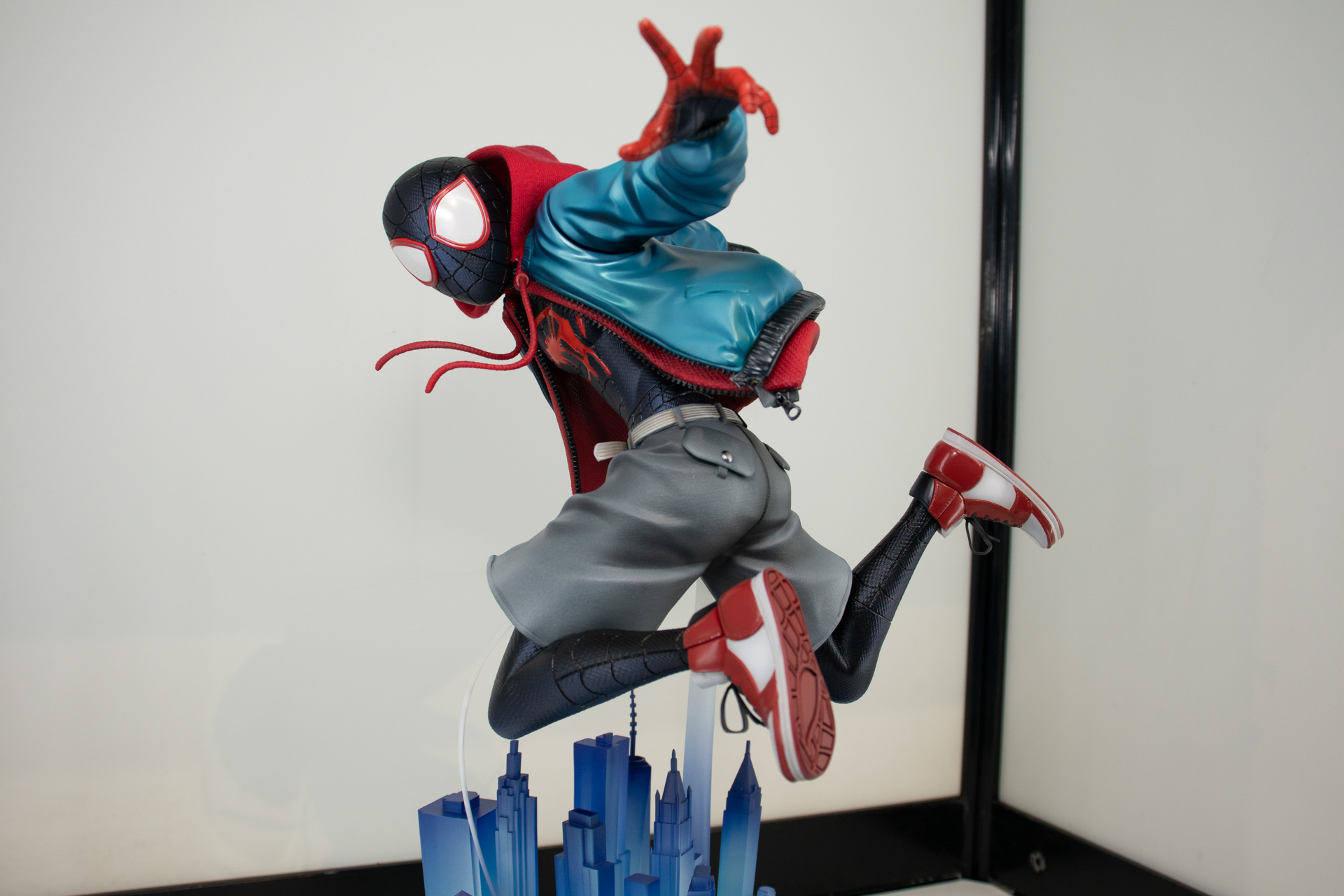 服のジッパーから靴の裏まで、細部を力の入った造型で再現している。イラストと同じ構図だけでなく、様々な角度やディテールが楽しめるフィギュアだ