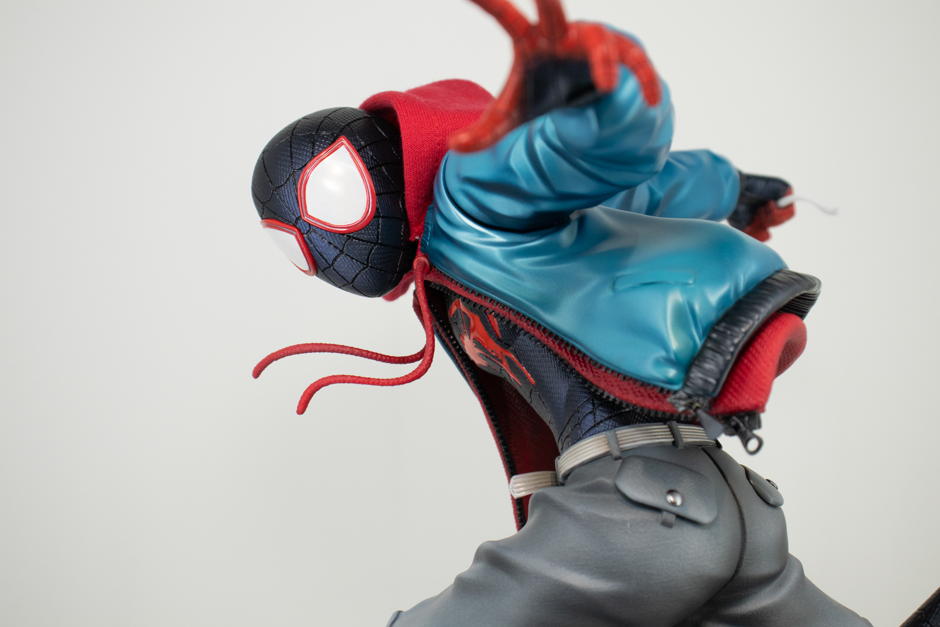 服のジッパーから靴の裏まで、細部を力の入った造型で再現している。イラストと同じ構図だけでなく、様々な角度やディテールが楽しめるフィギュアだ