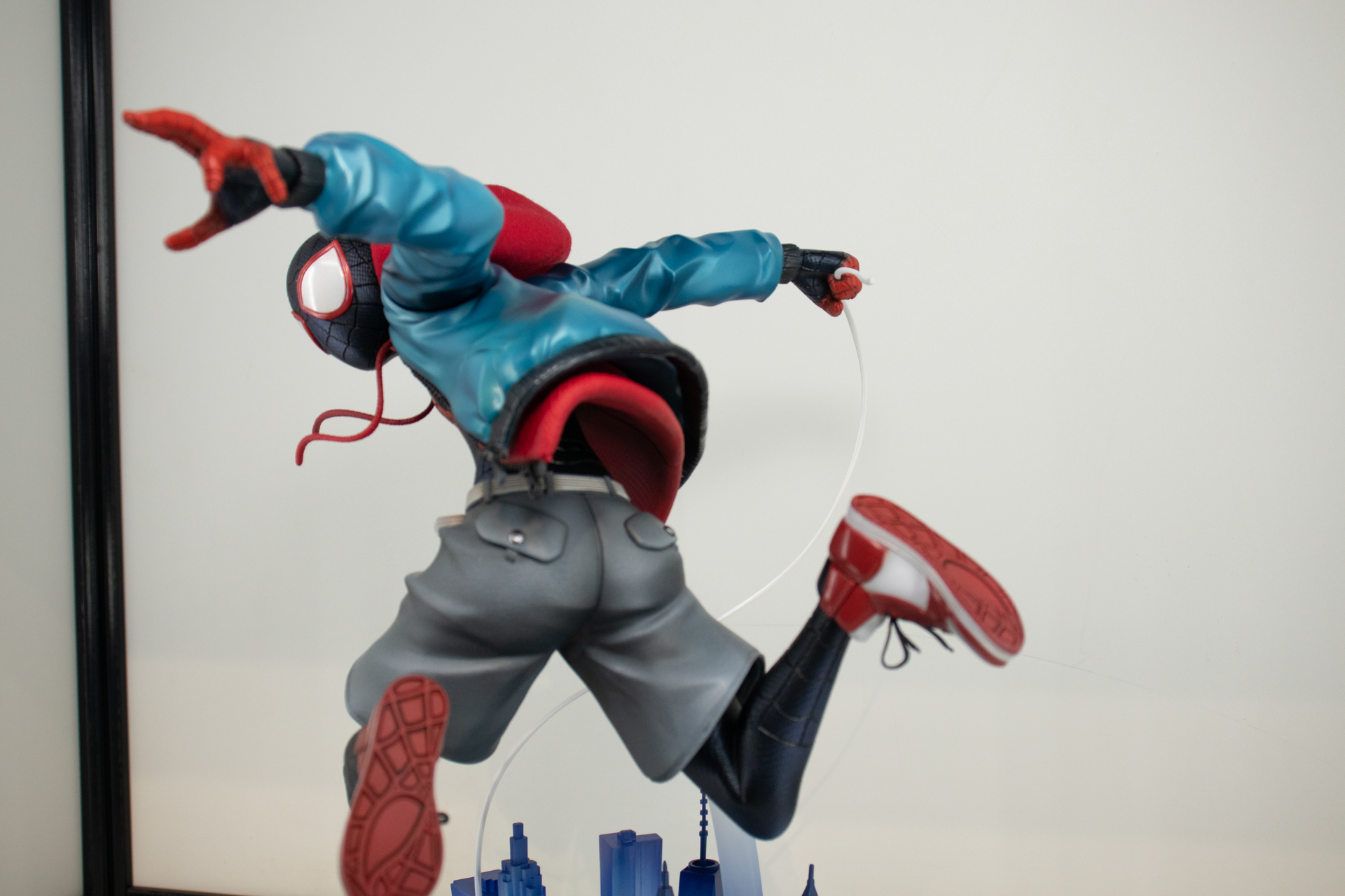 服のジッパーから靴の裏まで、細部を力の入った造型で再現している。イラストと同じ構図だけでなく、様々な角度やディテールが楽しめるフィギュアだ