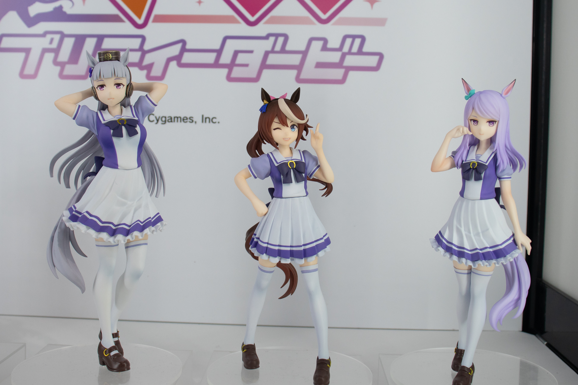 トレセン学園の制服姿の「ゴールドシップ」、「トウカイテイオー」、「メジロマックイーン」が展示