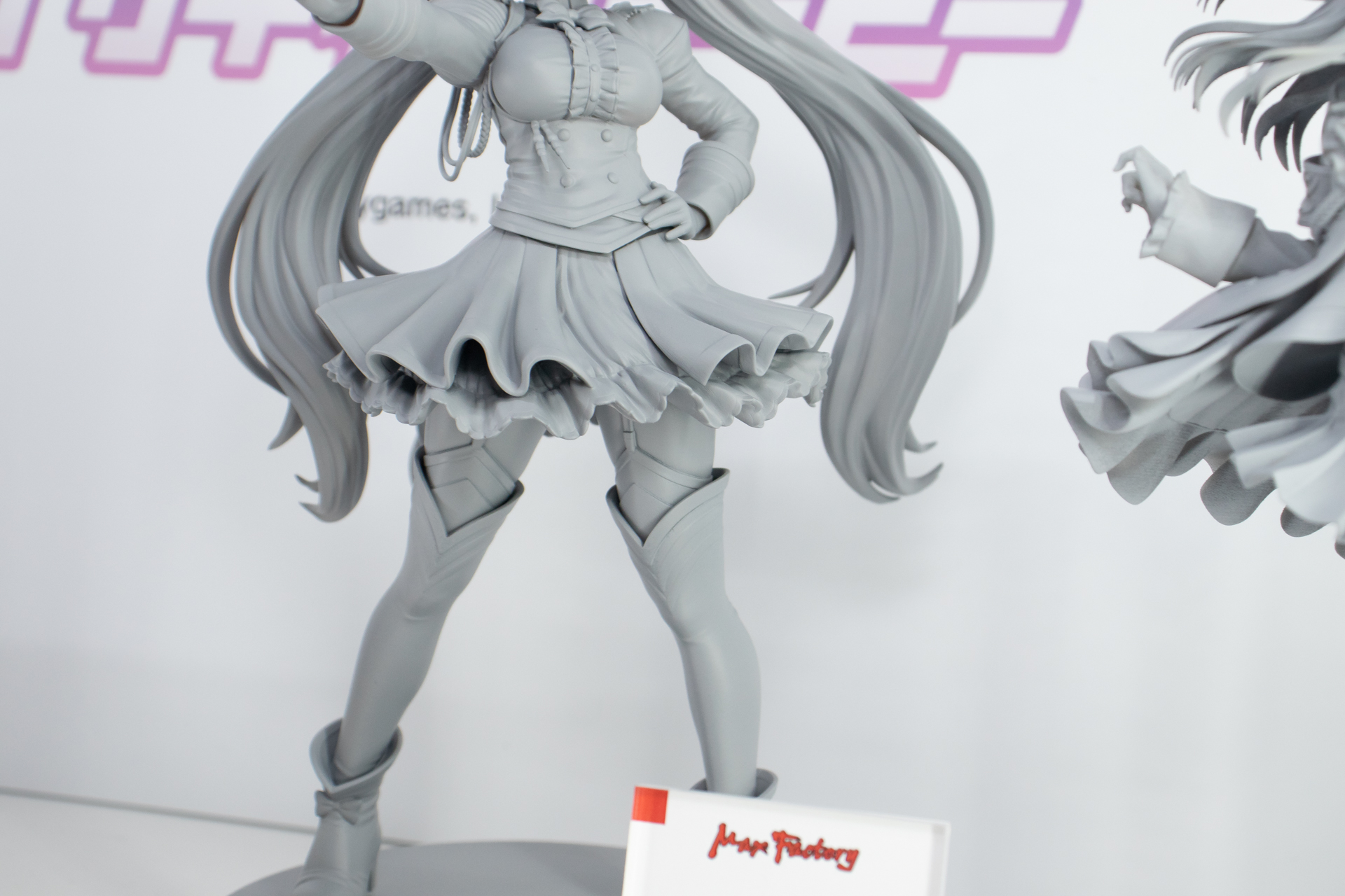 スカートのフリルも丁寧に造形。腰に当てた手からも「ダイワスカーレット」らしさが伝わってくる