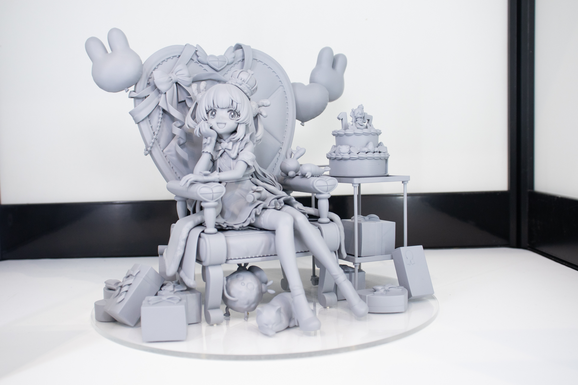 「名取さな さなちゃんねる王爆誕Ver.」。キャラクターの表情やポーズ、衣装だけでなく、周囲の小物までチェックしたくなる凝ったフィギュアだ