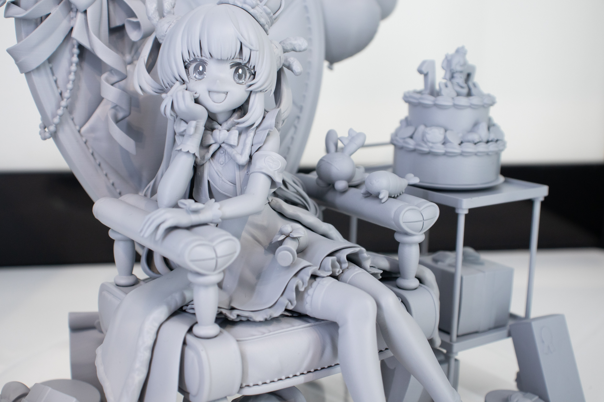 「名取さな さなちゃんねる王爆誕Ver.」。キャラクターの表情やポーズ、衣装だけでなく、周囲の小物までチェックしたくなる凝ったフィギュアだ