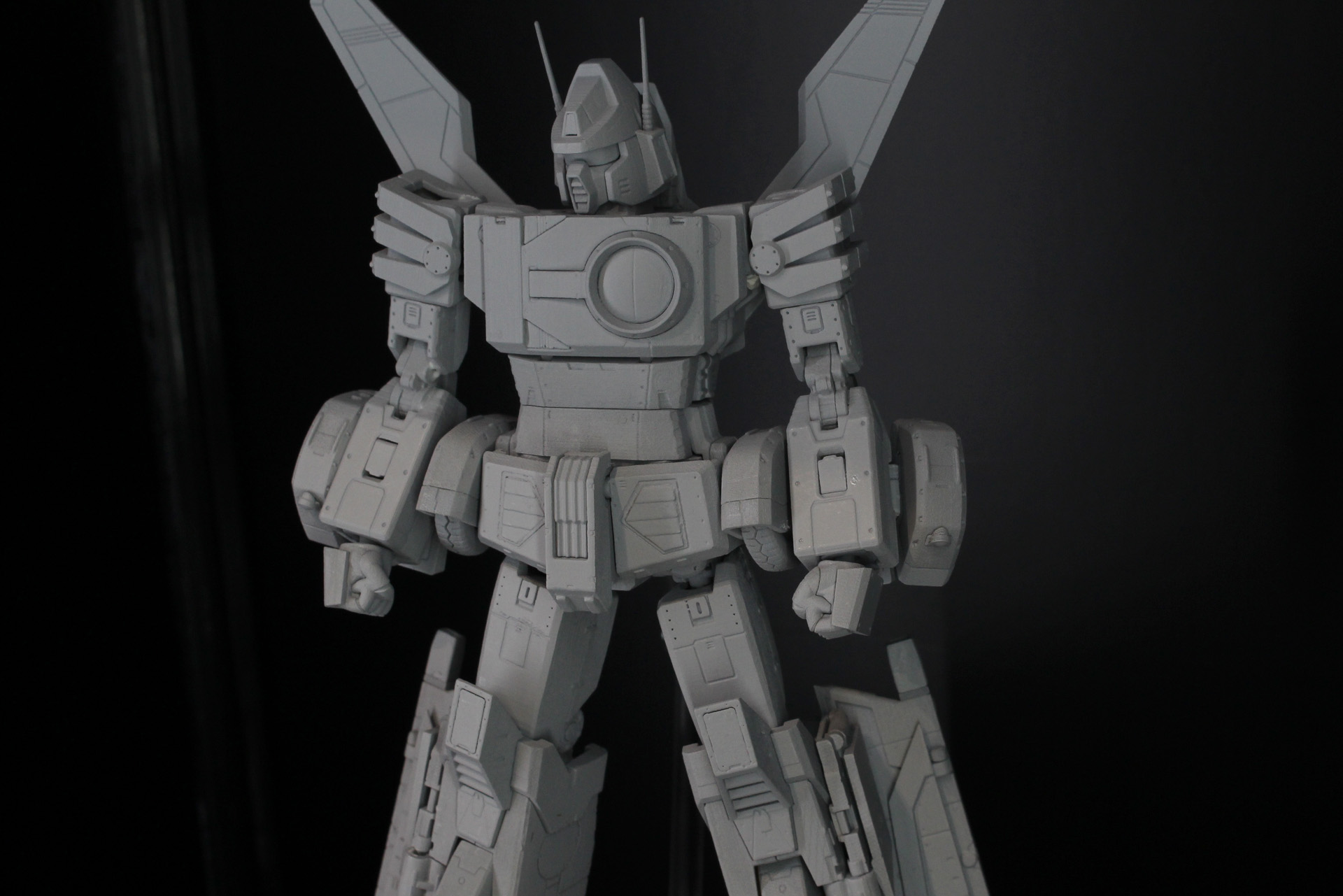 細かいディテールがわかるように、写真を少し暗めにしている。造形もシャープだ