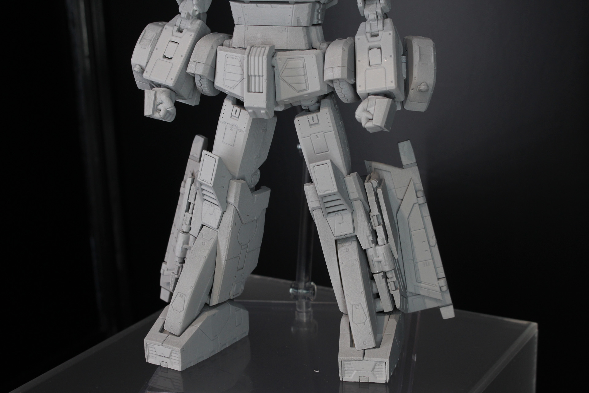 複雑な構造がわかる、脚部のブングルローバーの折りたたまれた翼に注目