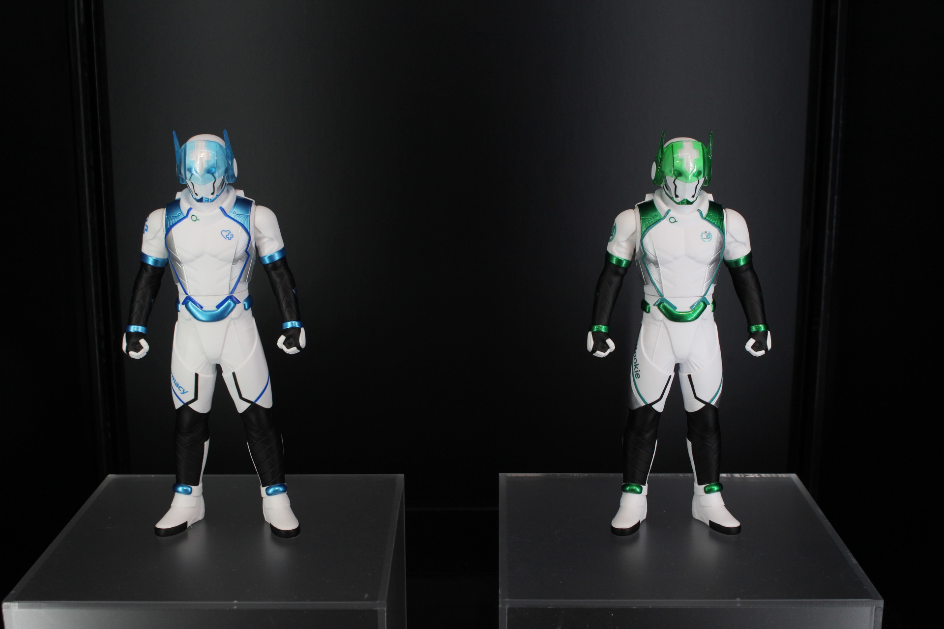こちらは同じメカスマコーナーに展示されていた、「ソフビドゲンジャーズ オーガマン」（左）と「ルーキー」（右）。5月発売予定、3,900円（税込）