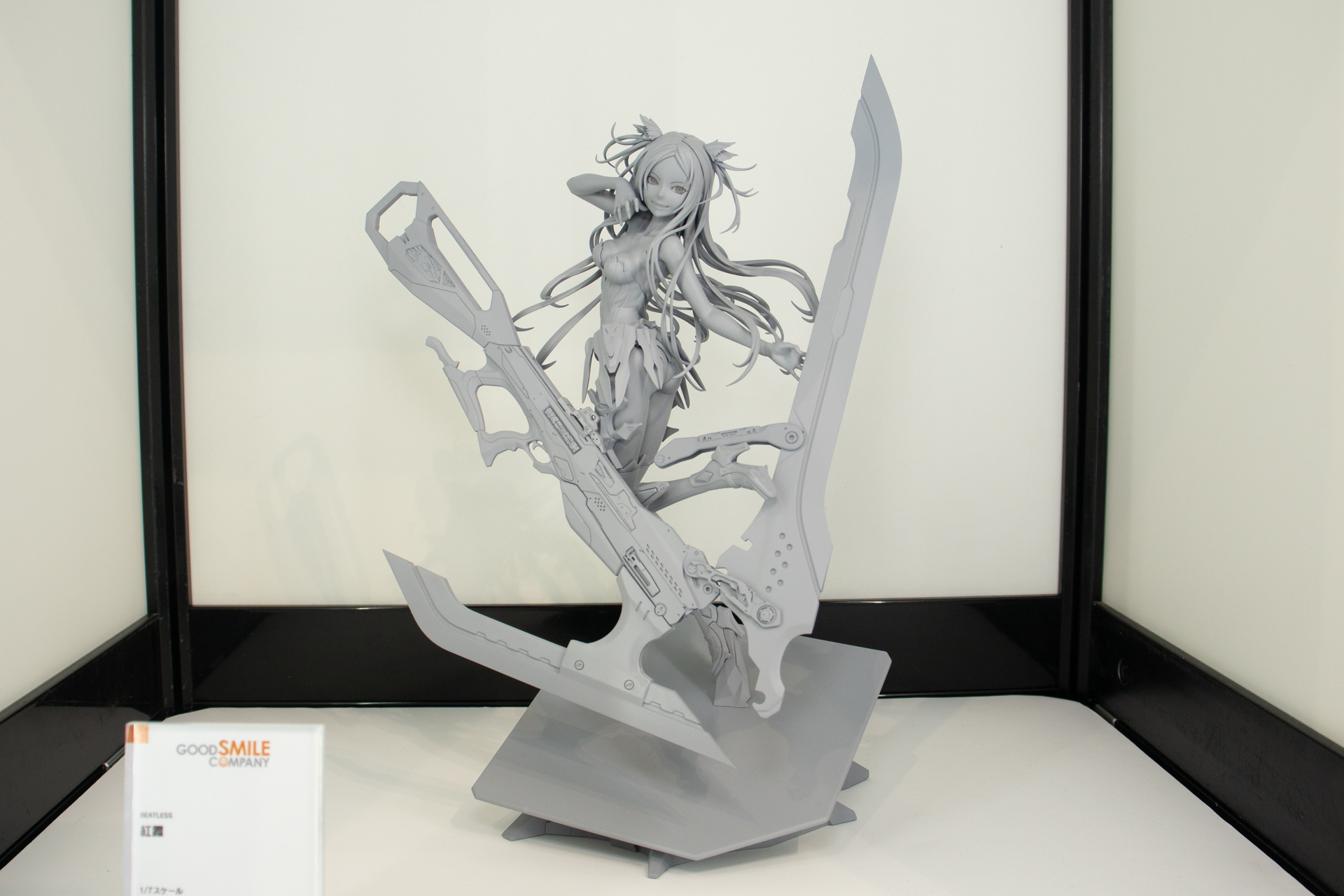 光線的な紅霞と武器の「Blood Prayers」によるダイナミックなデザイン