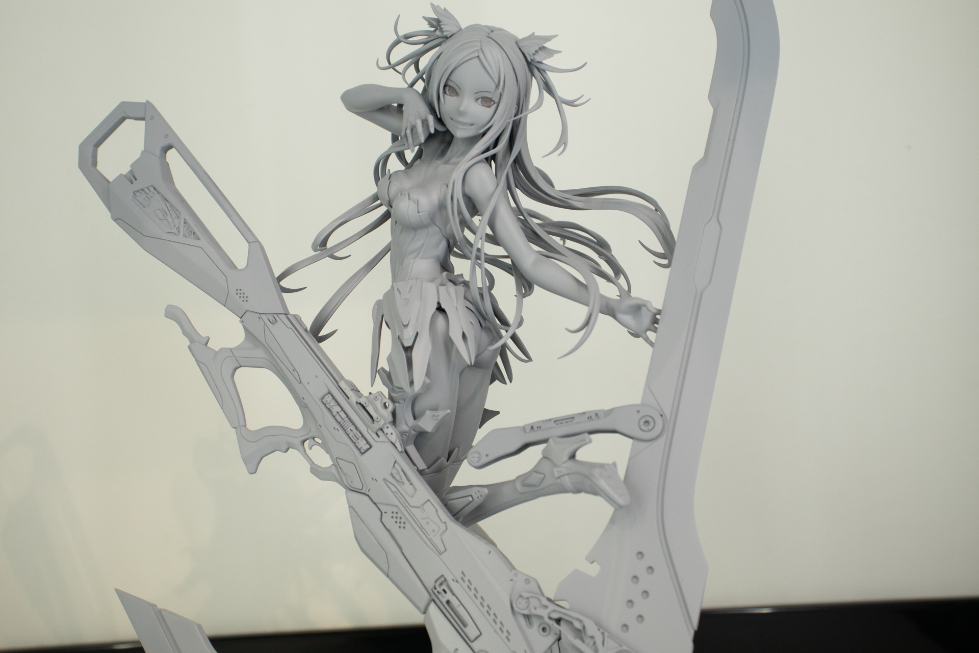 無邪気な笑顔とスカートの裾に乗せた果実が牧歌的な魅力を振りまいている