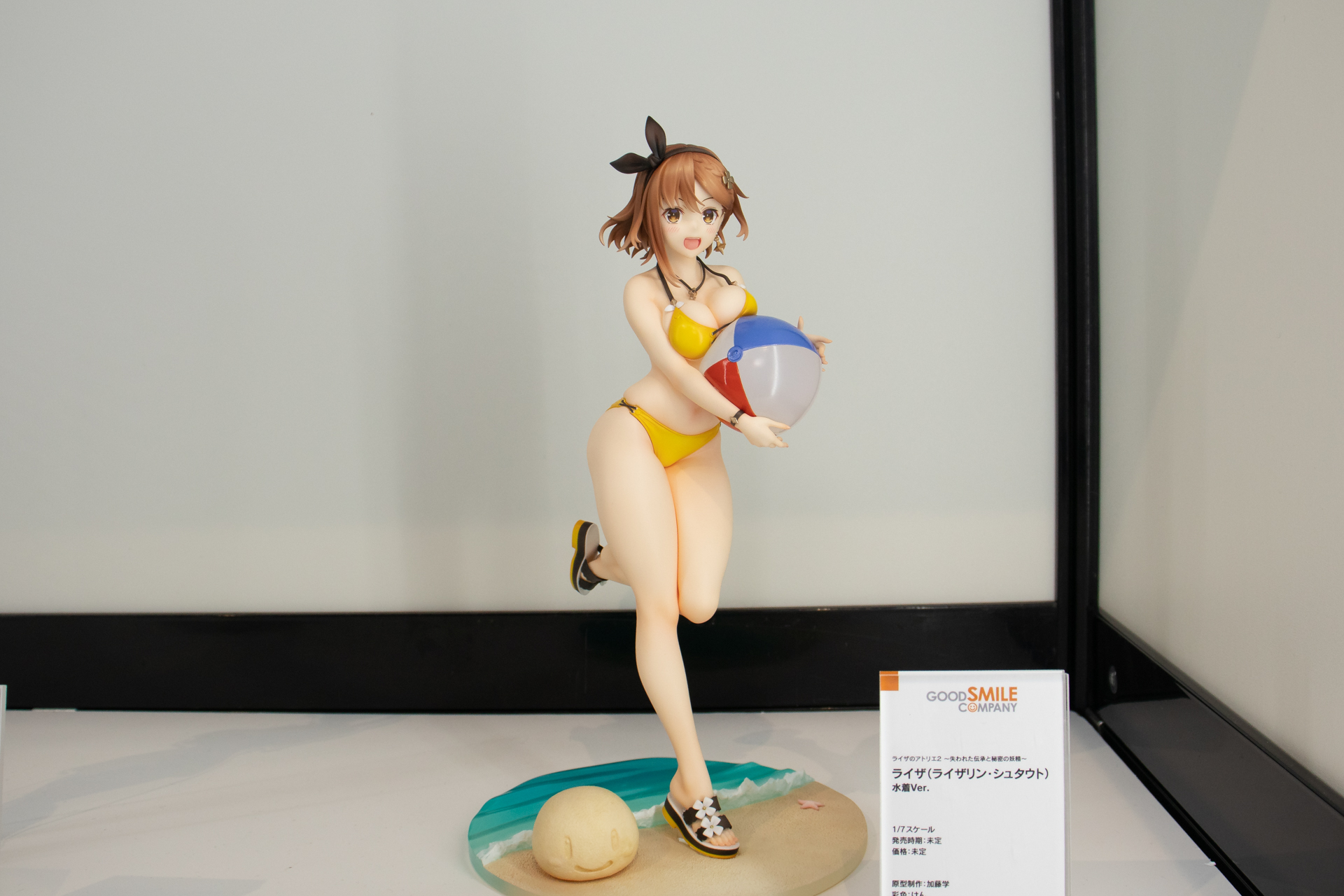 肉感ある肌表現や浮いたビキニ紐など細かな描写も造形されている