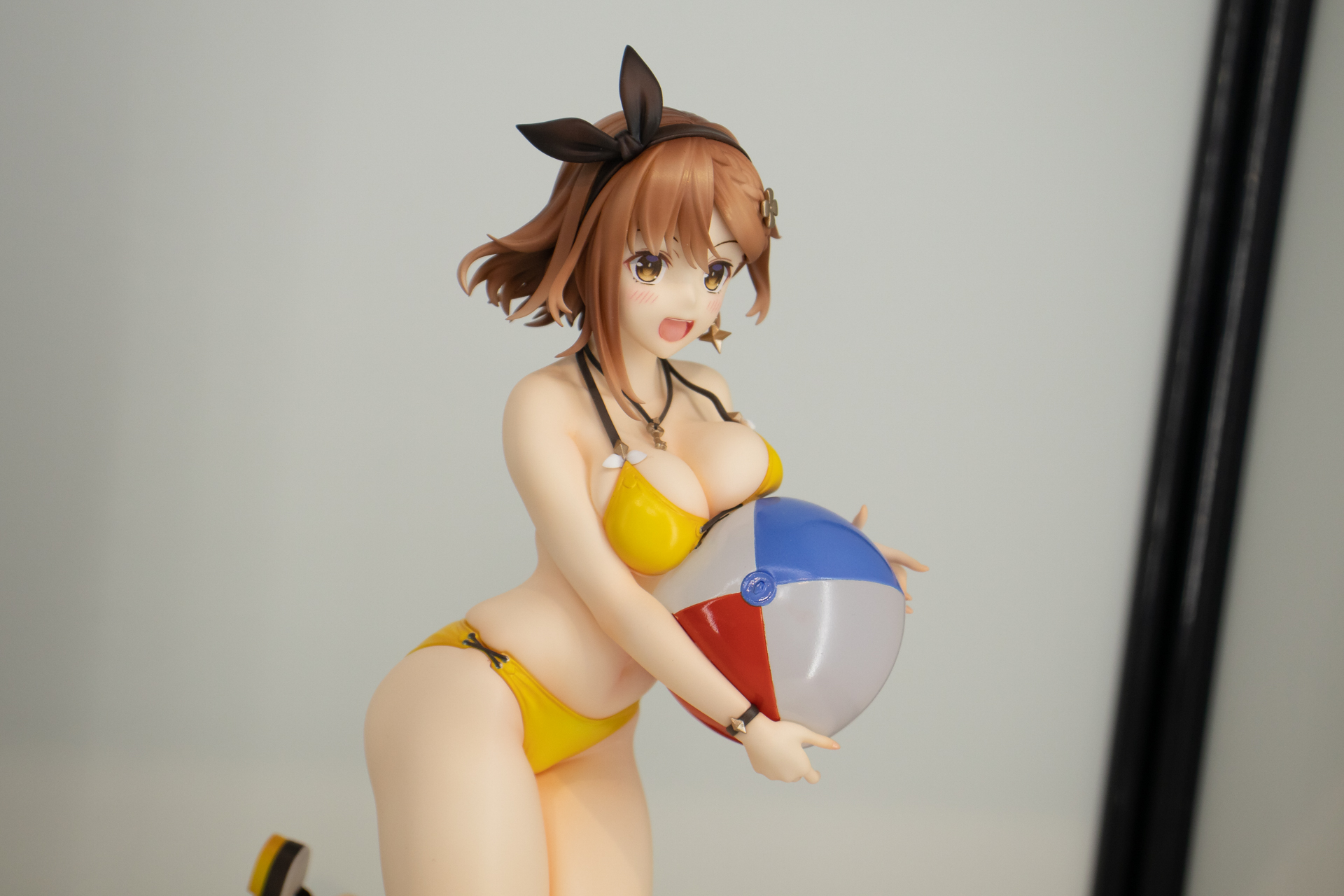 肉感ある肌表現や浮いたビキニ紐など細かな描写も造形されている