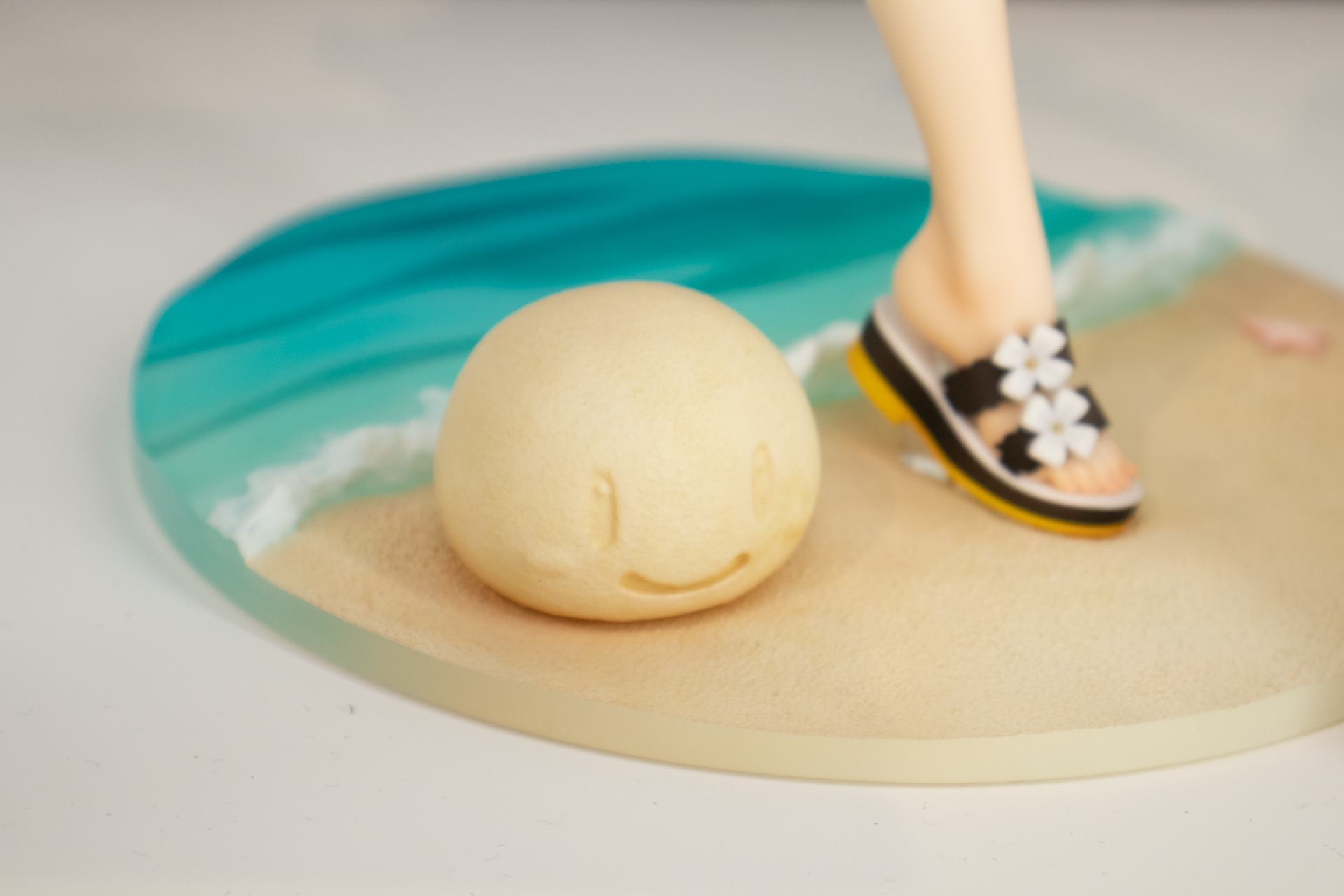 台座には「ぷに」のオブジェも