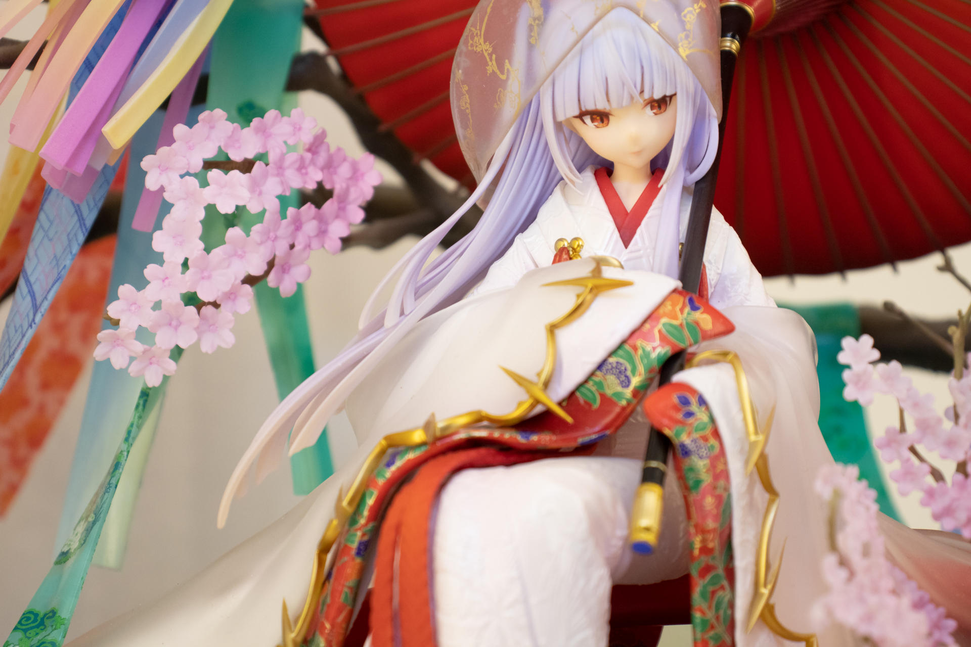 豪華な飾りつけや花のひとつひとつが丁寧に造形されている