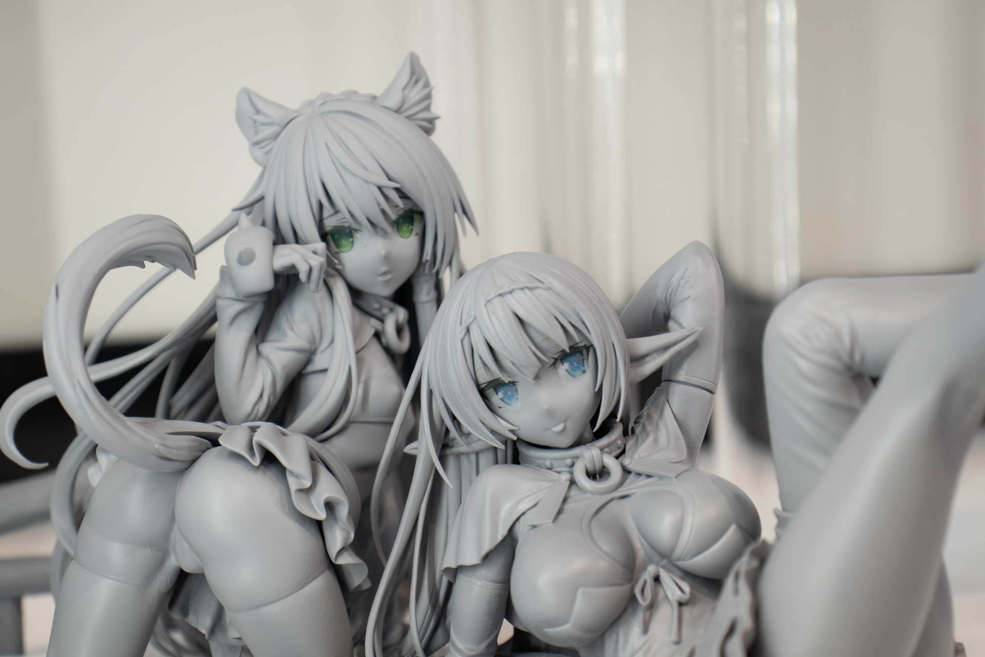 アニメ「異世界魔王と召喚少女の奴隷魔術Ω」より、レム・ガレウ(左)と、シェラ・L・グリーンウッド