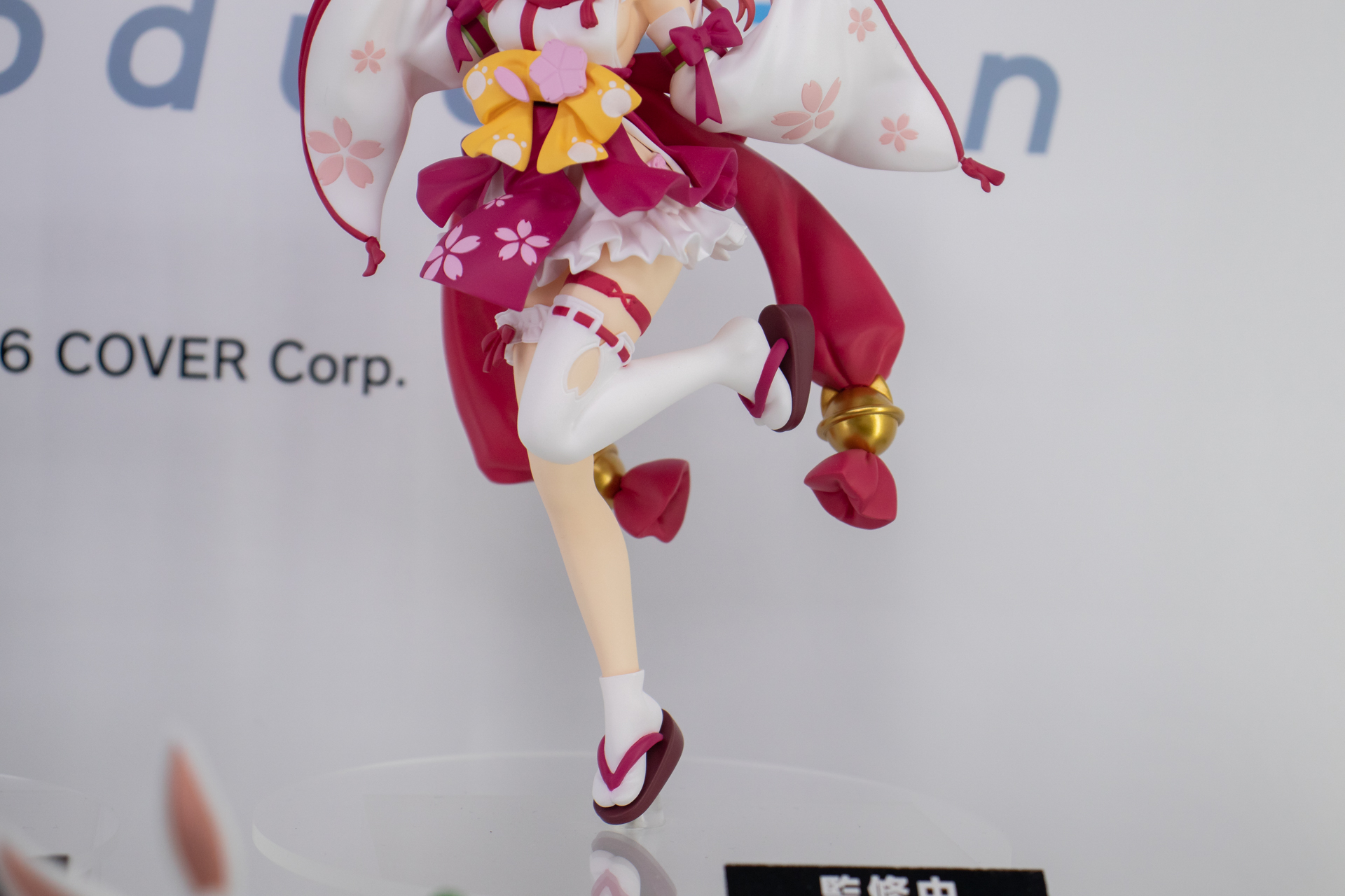 イメージビジュアルより、爪先まで忠実に再現している