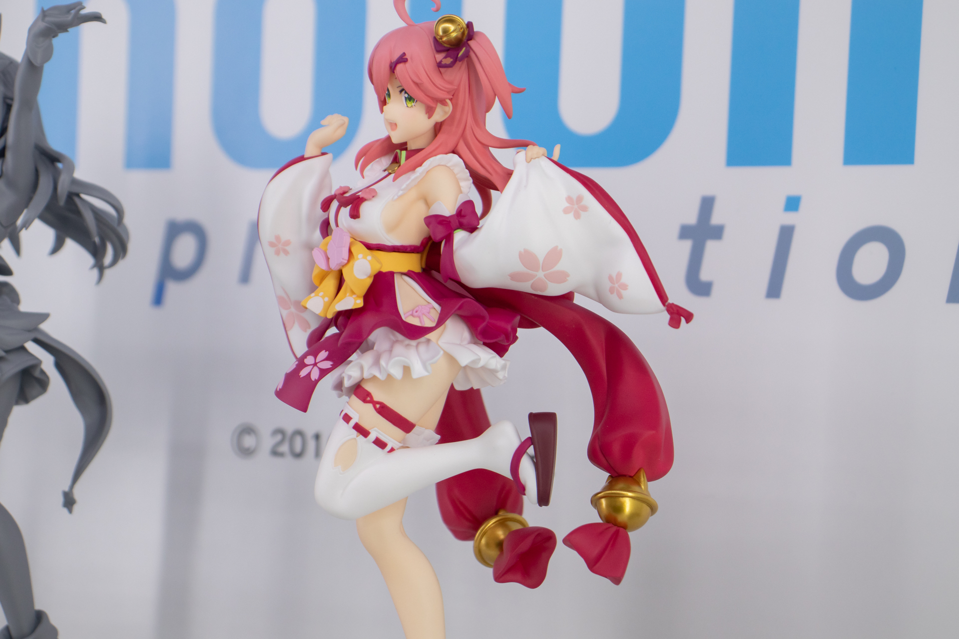 帯から伸びる飾りや巫女装束に描かれた桜模様の再現度にも注目したい