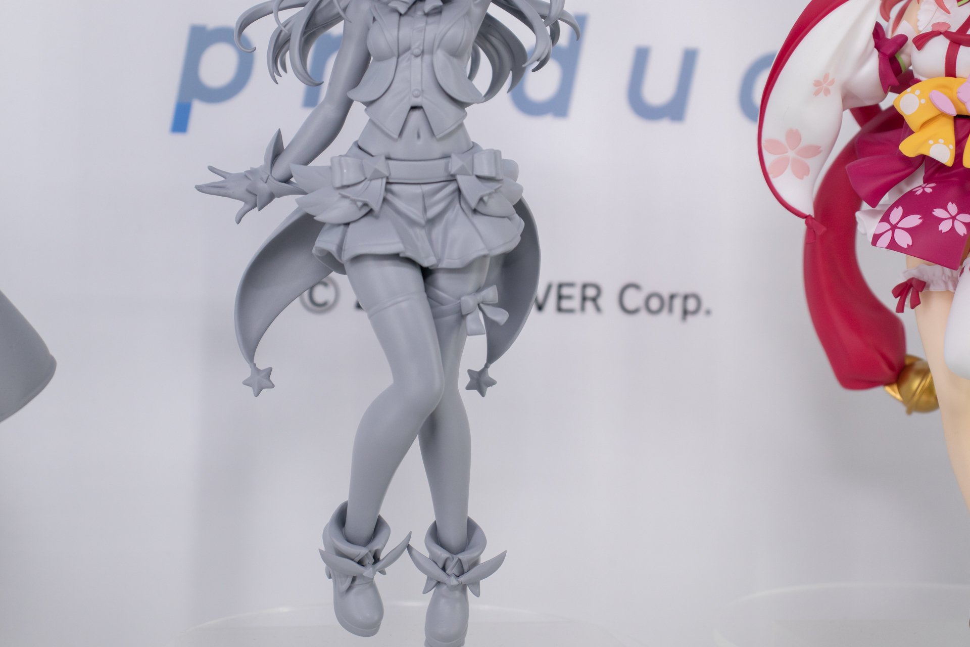 足下までユニークなデザインのアイドル衣装を忠実に造型している