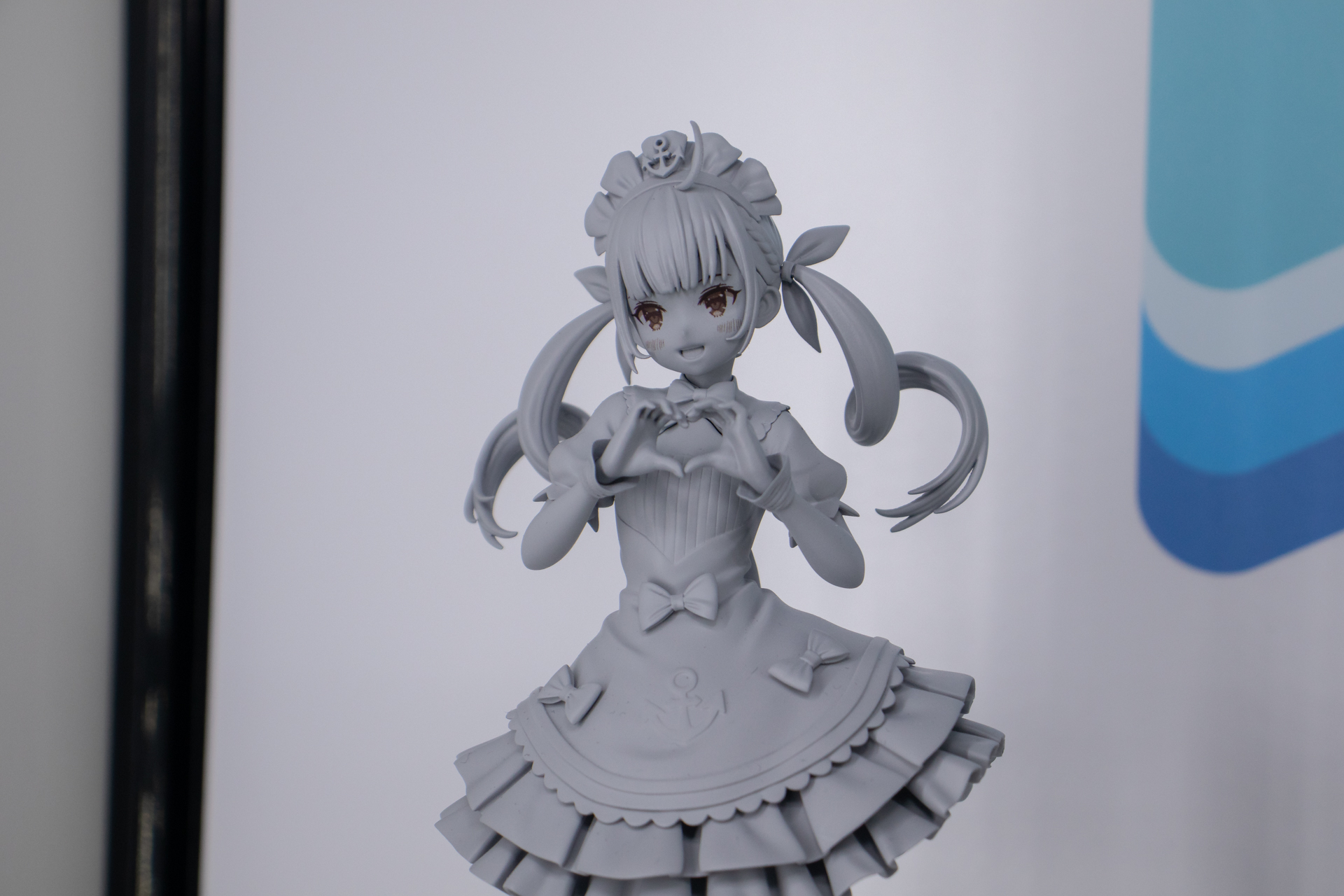 「Apex Legends」で大活躍のゲーマーメイドさんは両手でハートを作ったイメージビジュアルのポーズで立体化