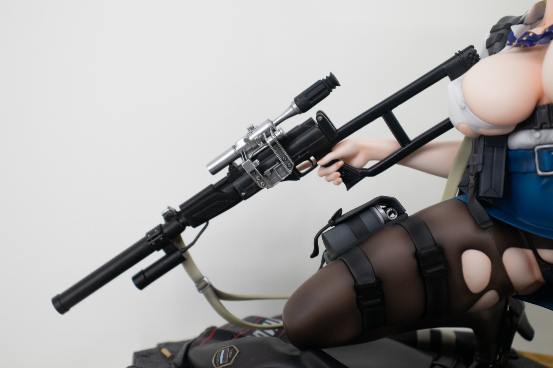 手にしているライフルは重厚感と精緻に表現され、トリガーから離した指先も細かく表現されている