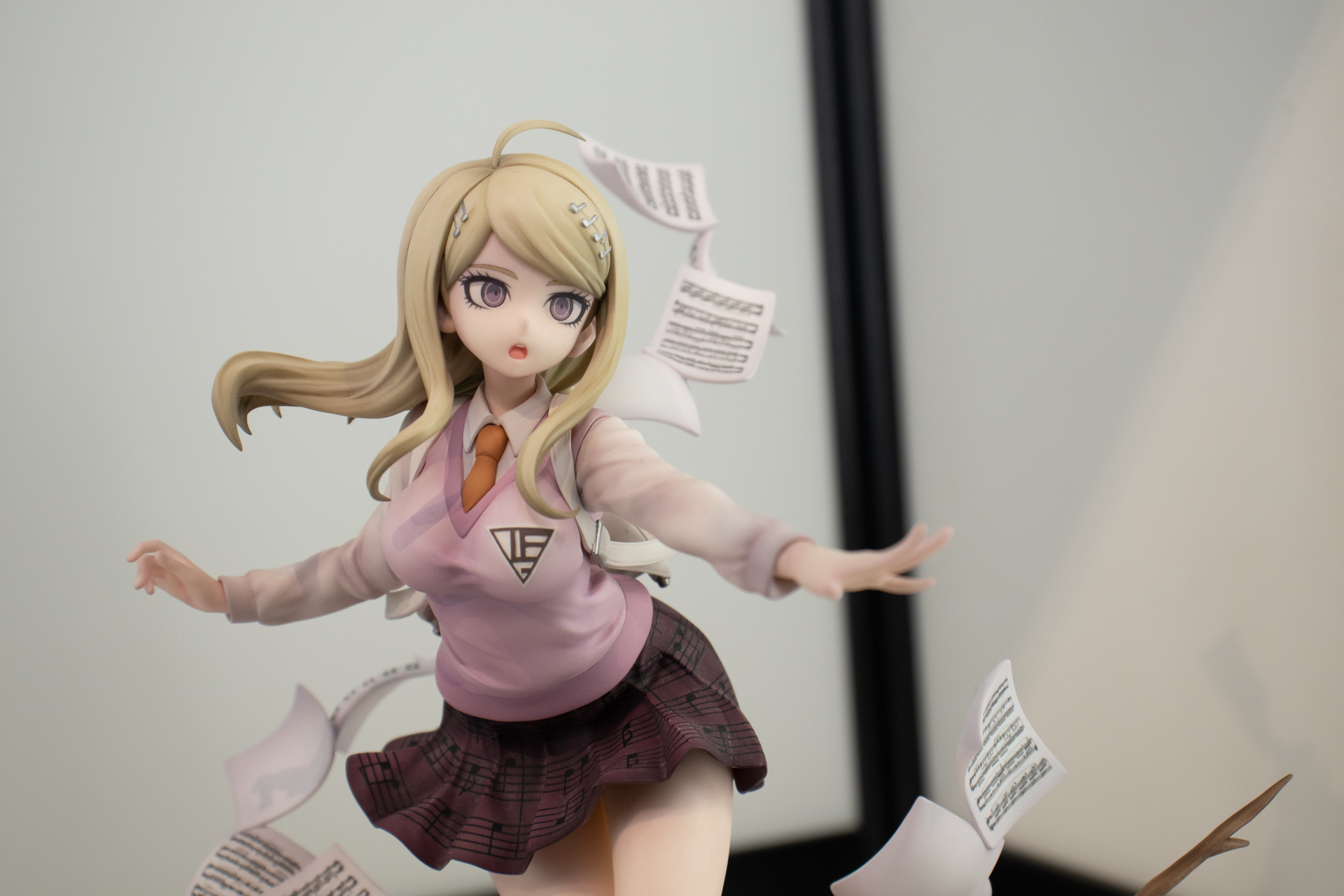 表情やヘアピン、飛び跳ねた髪など細かく造形。また制服のスカートの音符も再現されている