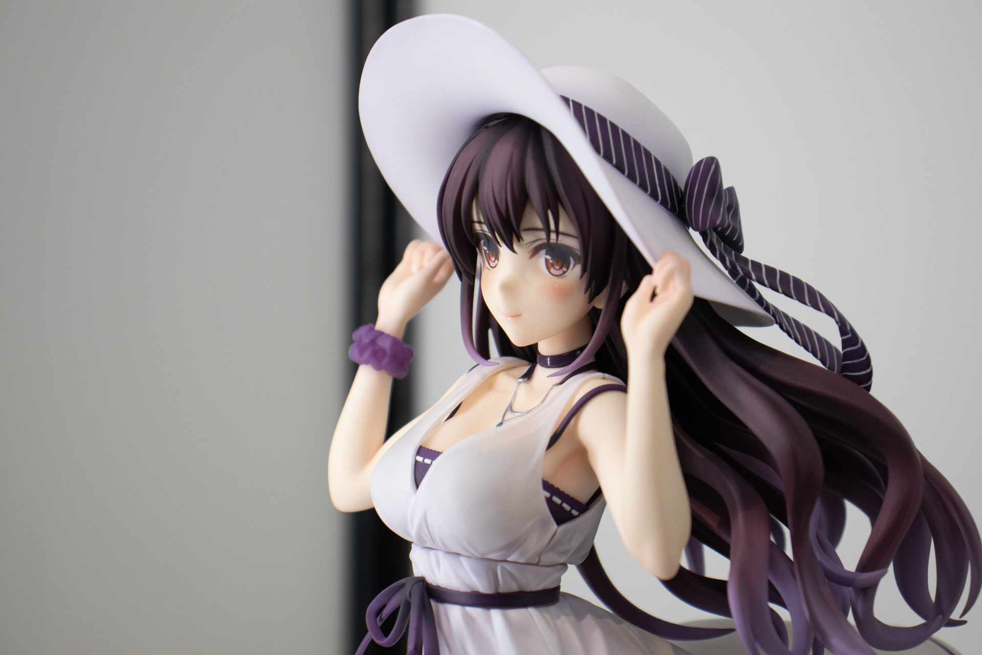 風を受けるような髪の流れが繊細に表現されている