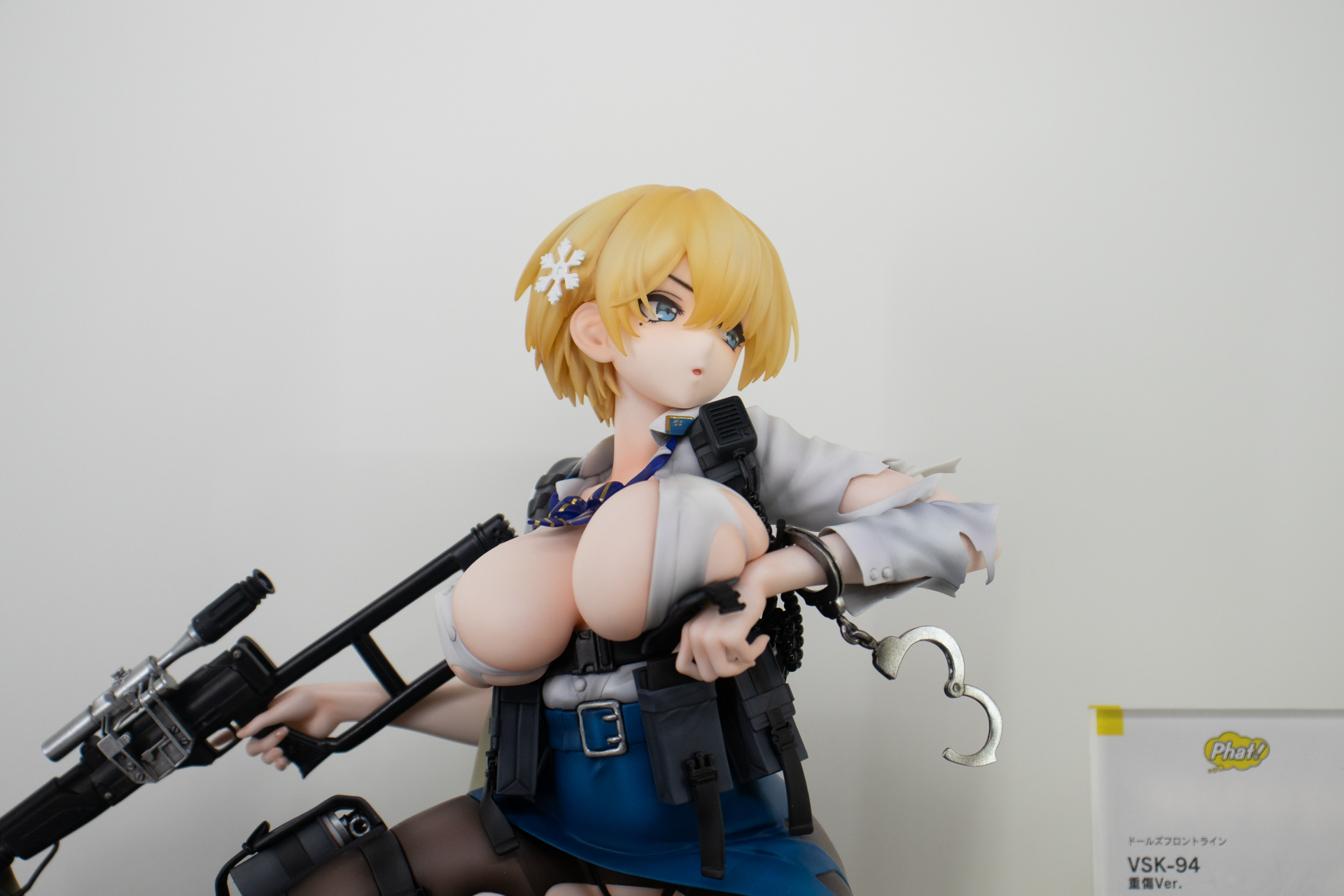 涼し気な表情に今にもこぼれそうな胸元