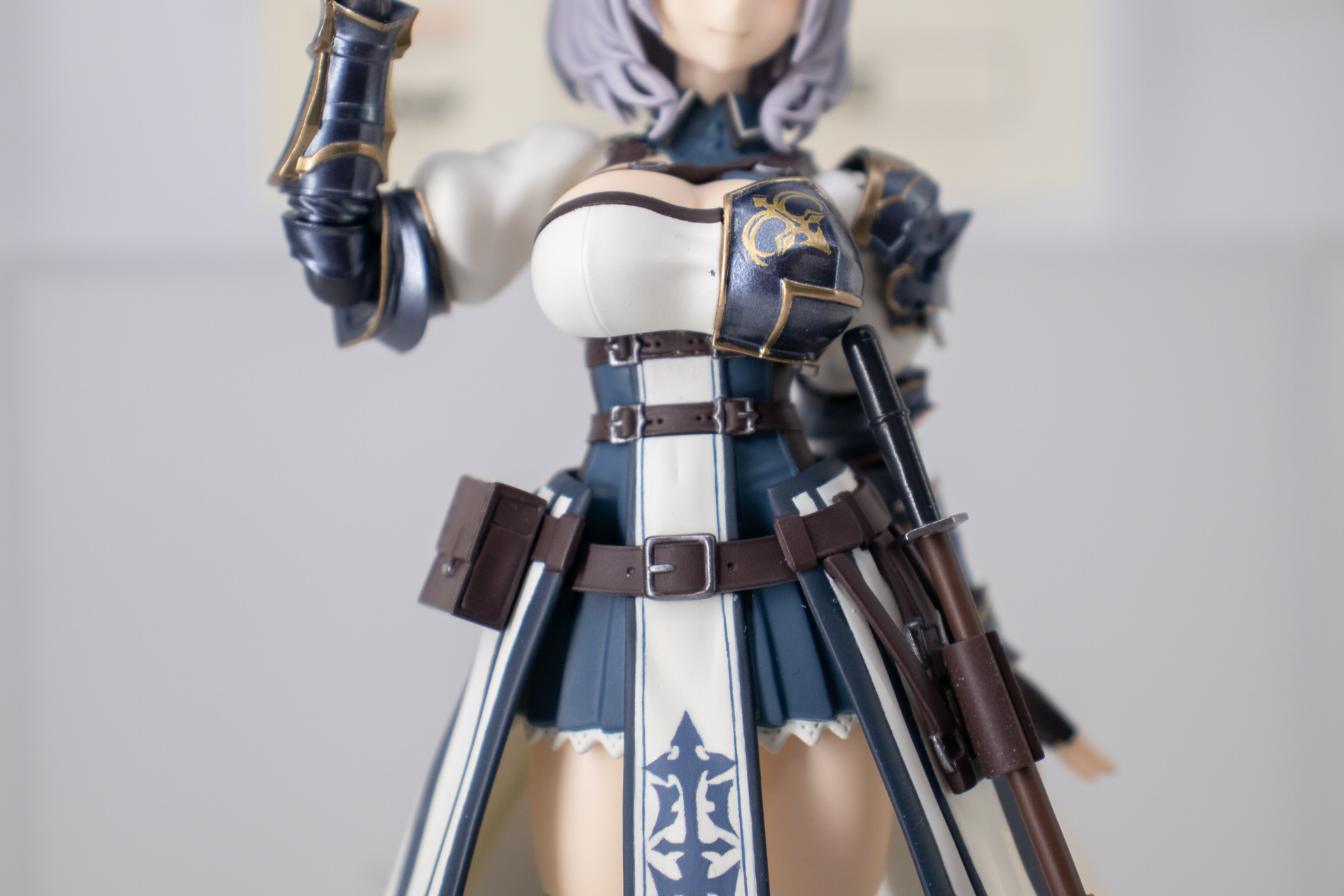 こちらでもやはり大胸筋に注目したい。腰のくびれも完璧に再現している