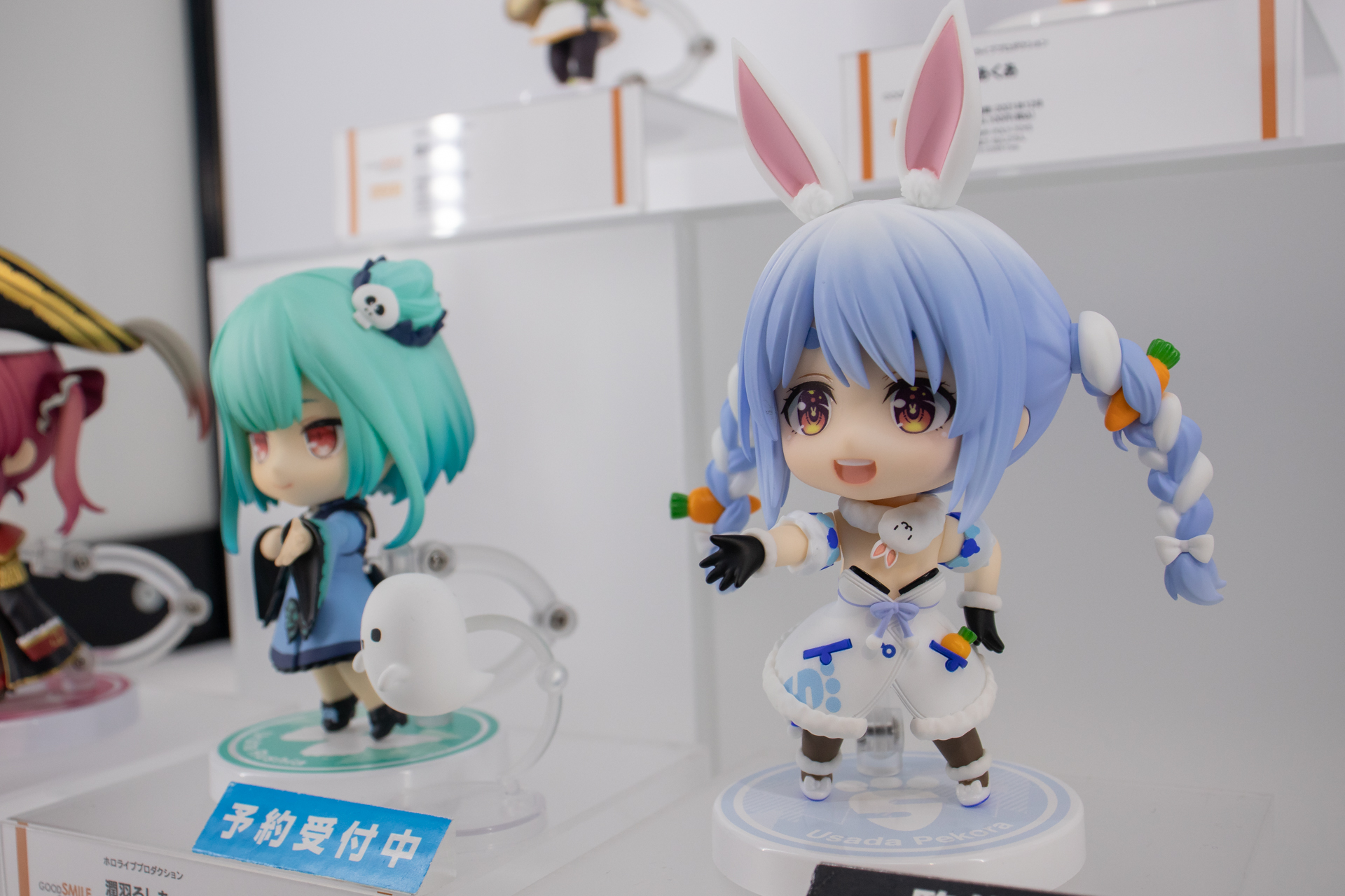 隣は予約受付中の「ねんどろいど 潤羽るしあ」。ぺこるしの並びで展示