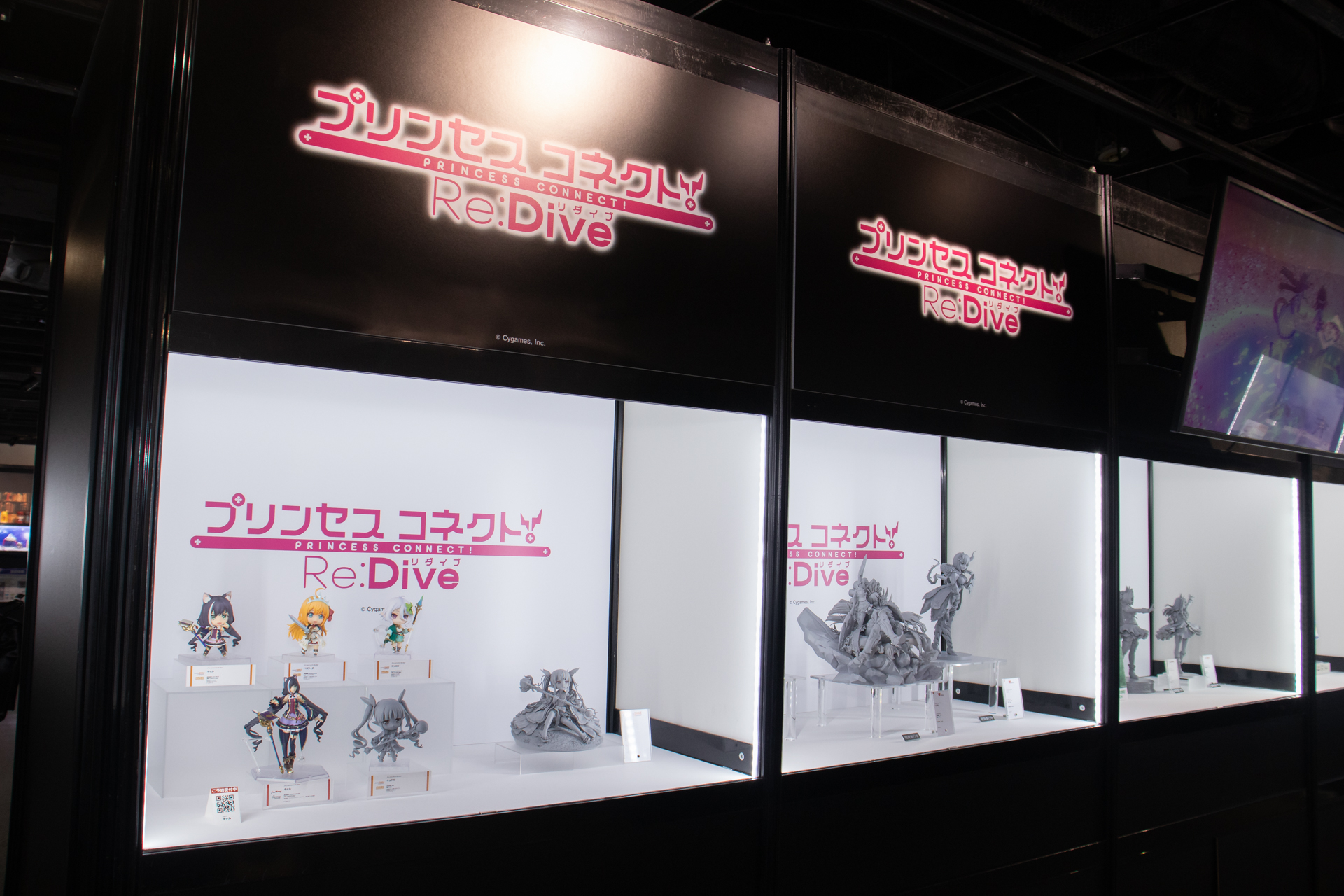 会場入って正面にはホロライブ、ウマ娘 プリティーダービー、プリンセスコネクト！Re:Diveの展示が並ぶ