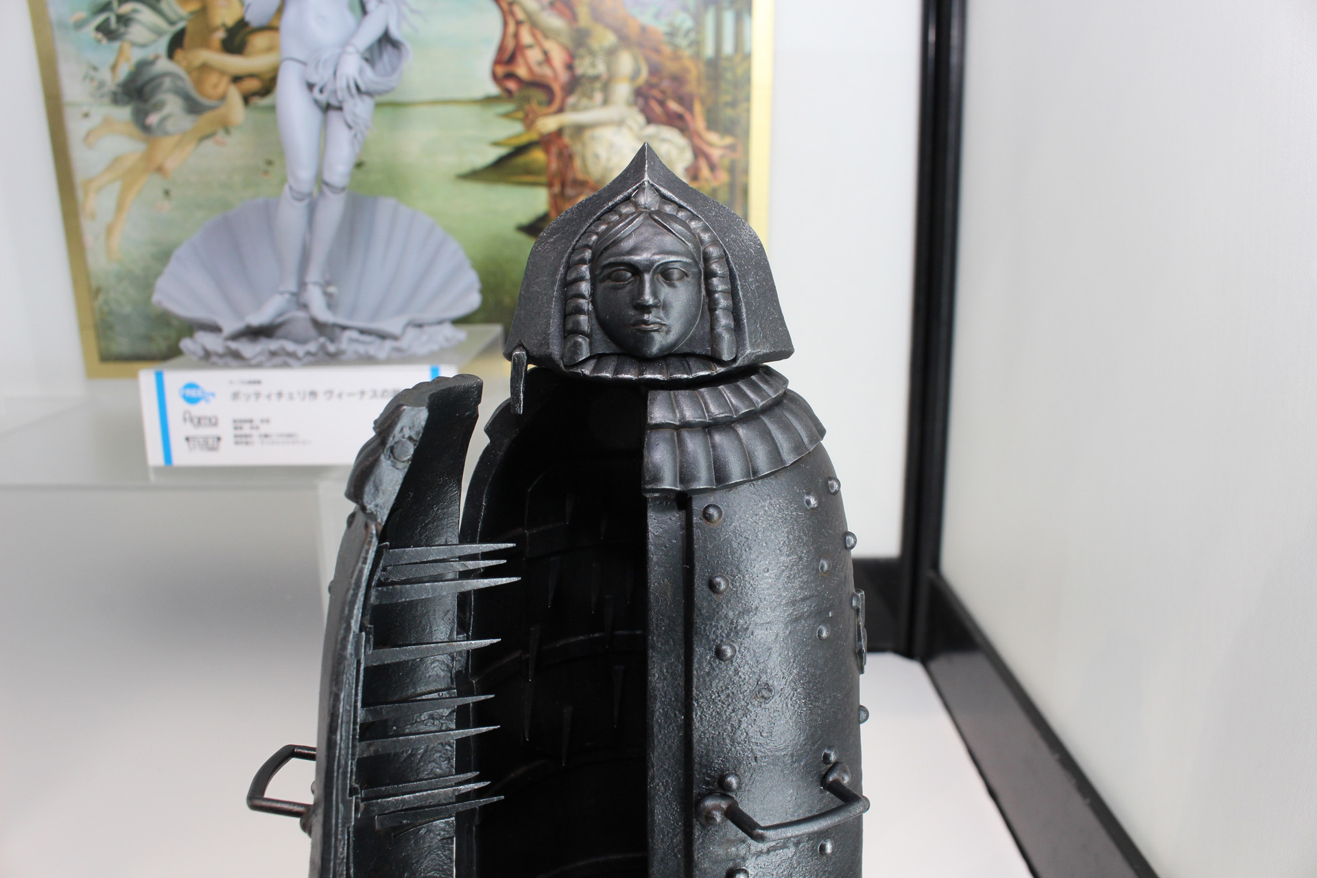 女性の顔がかたどられた上部。無表情なのがまた恐ろしい