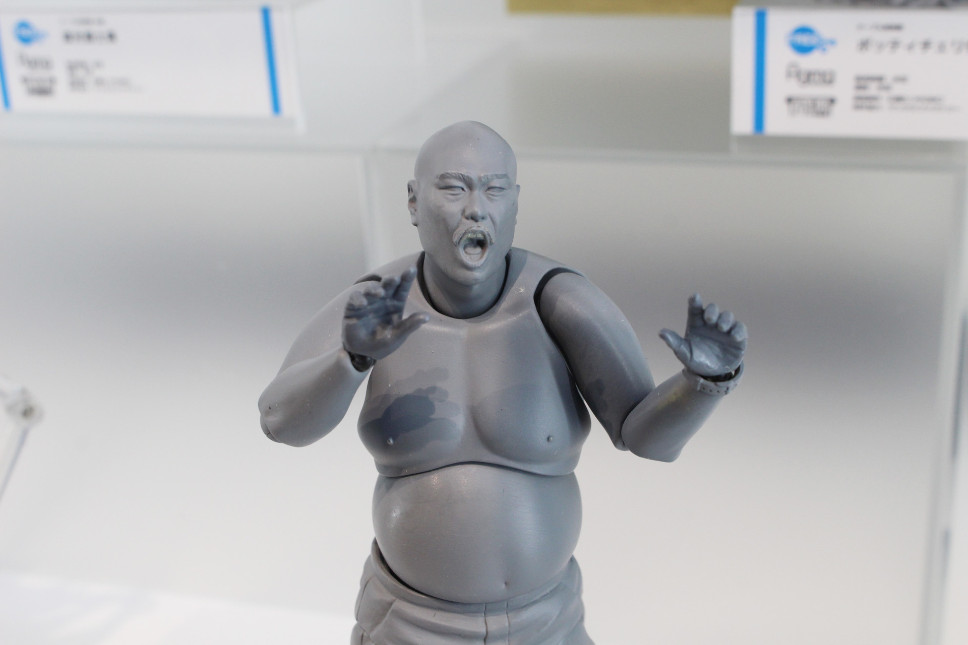 お笑いグループ「安田大サーカス」のメンバーのクロちゃん。今回は上半身裸の姿のサンプルが出展