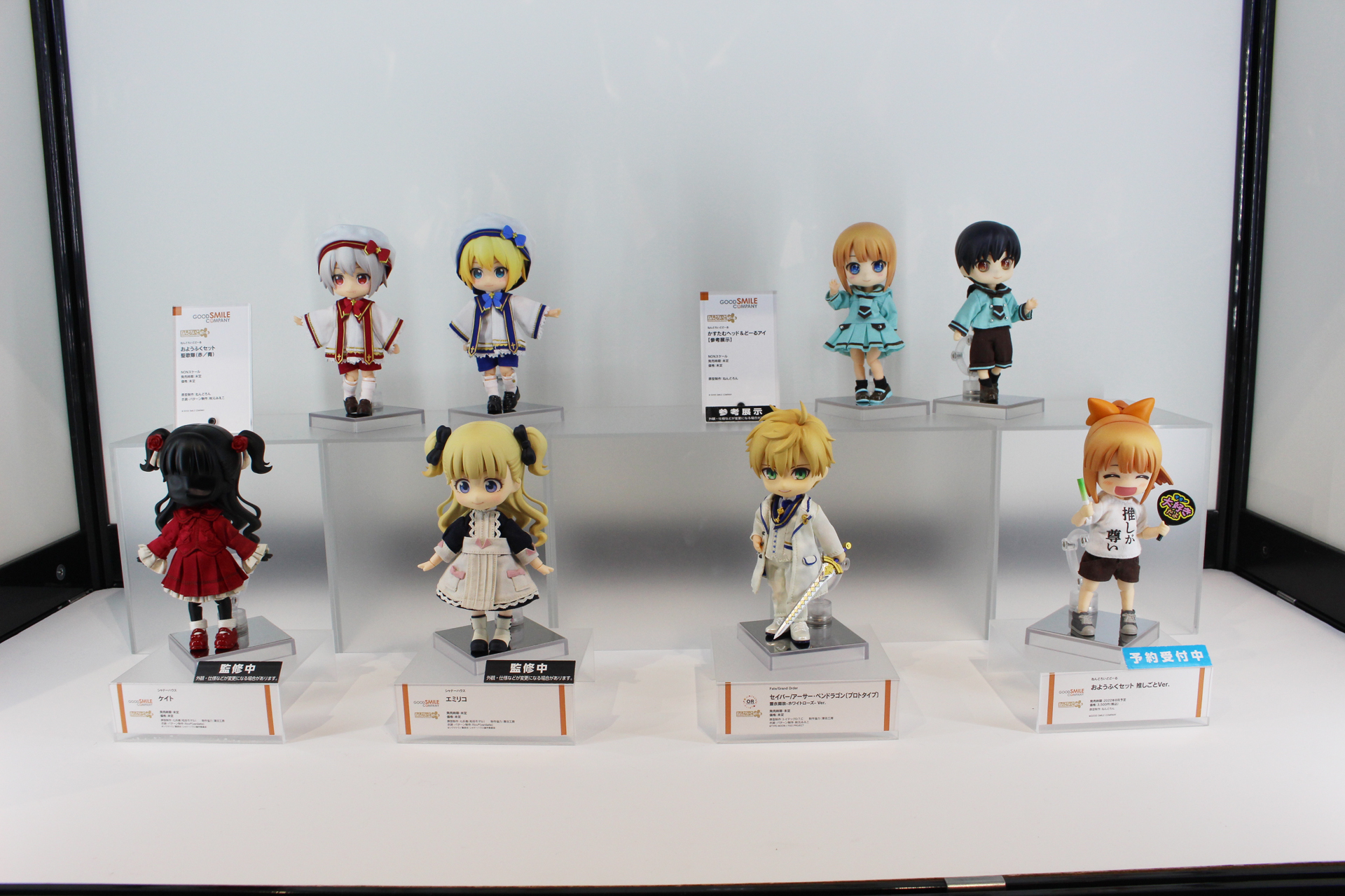 着せ替えができる布の衣装を身に着け、ねんどろいどと頭部が交換可能な「ねんどろいどどーる」シリーズ