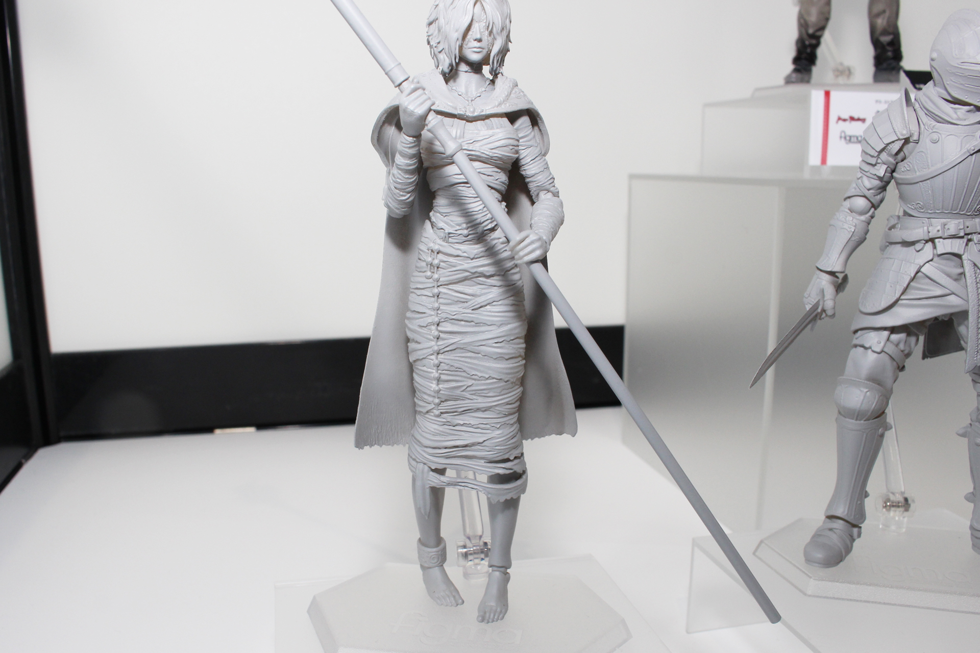 「Demon's Souls」より「黒衣の火防女」。火の付いた長いトーチを持った盲目の少女だ