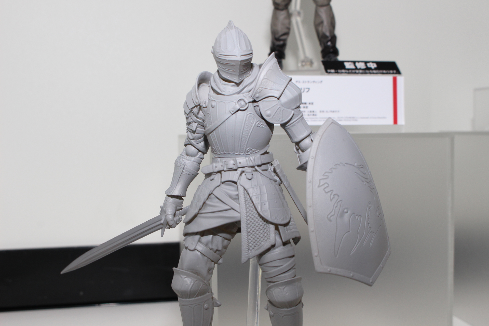こちらは「フリューテッドアーマー」。「Demon's Souls」の装備品の一つを立体化